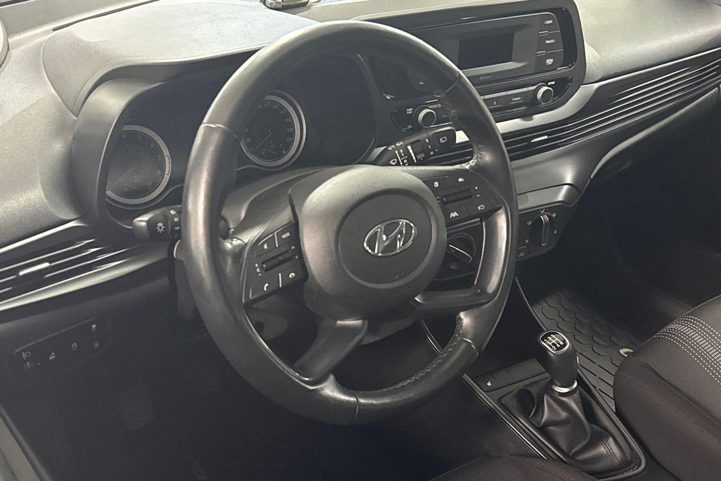 Valkoinen Hyundai i20 2022 kuva 3.