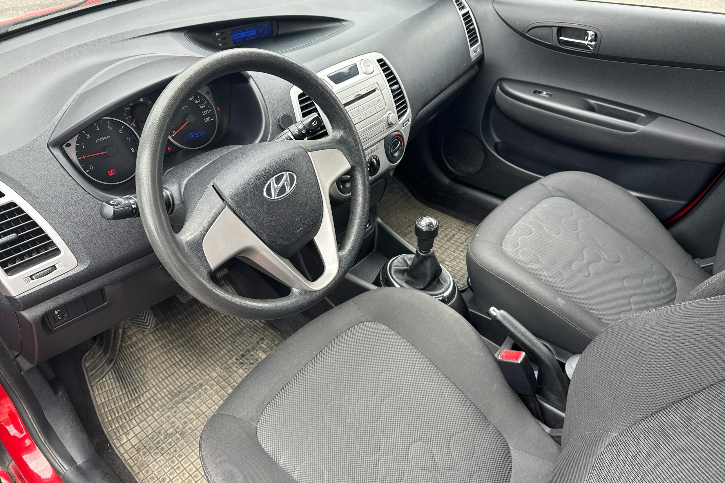 punainen Hyundai i20 2010 kuva 3.