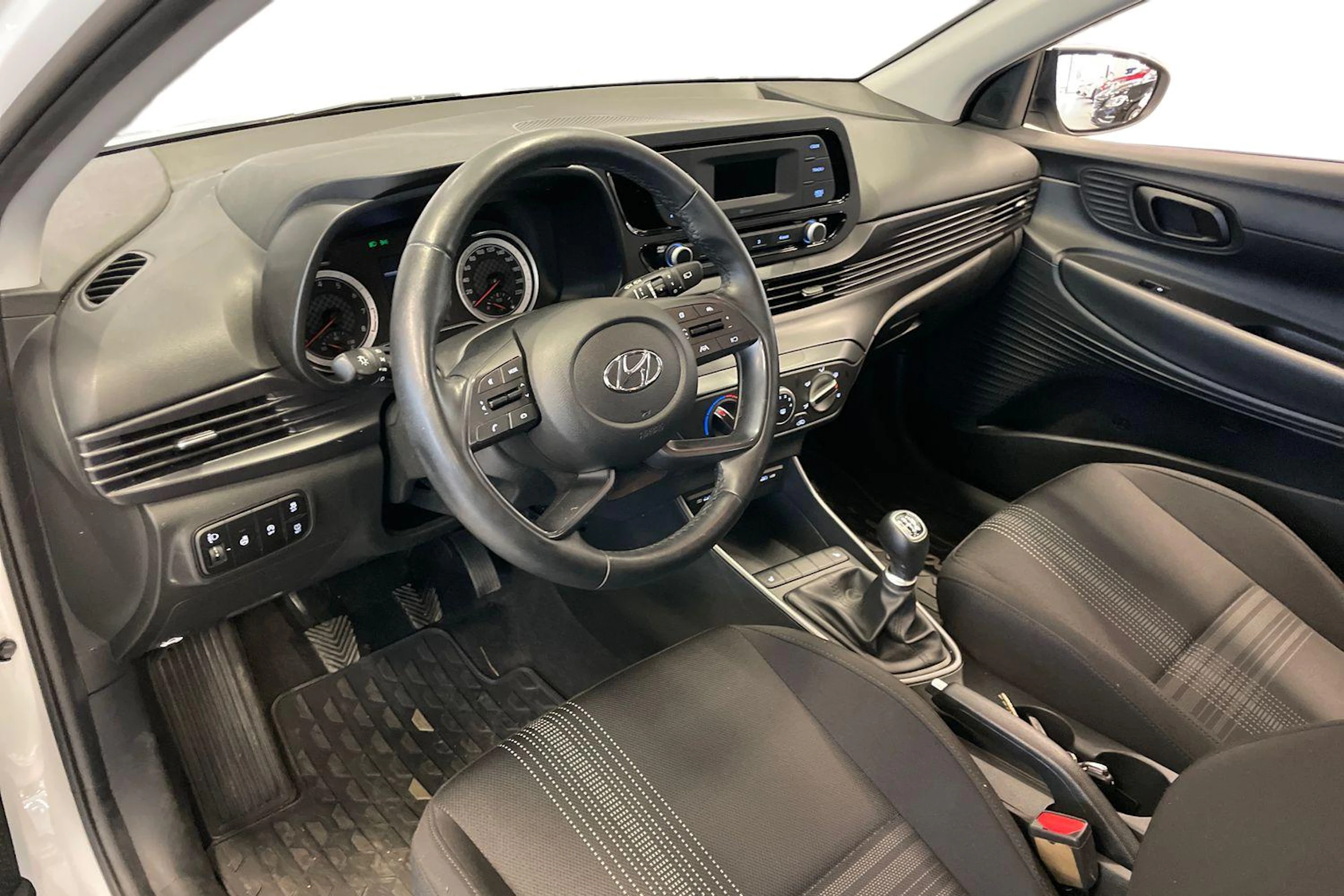 Valkoinen Hyundai i20 2022 kuva 8.