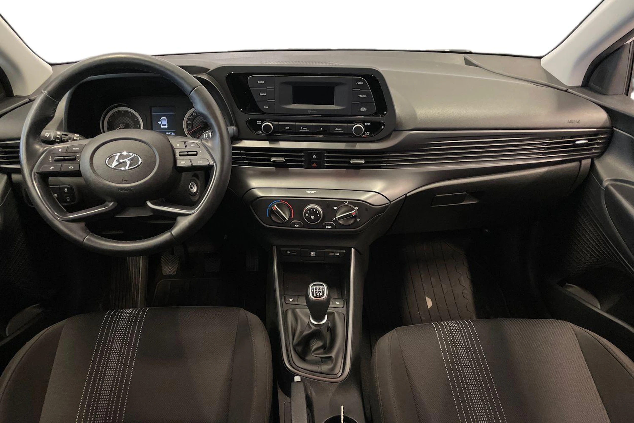 Valkoinen Hyundai i20 2022 kuva 9.