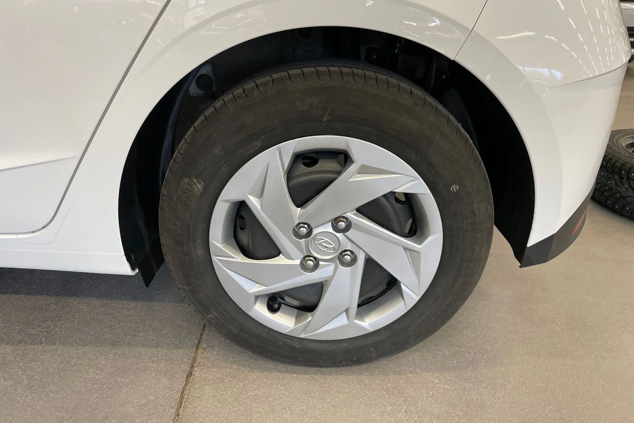 Valkoinen Hyundai i20 2022 kuva 13.