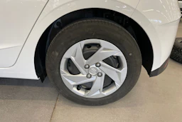 Valkoinen Hyundai i20 2022 kuva 13.