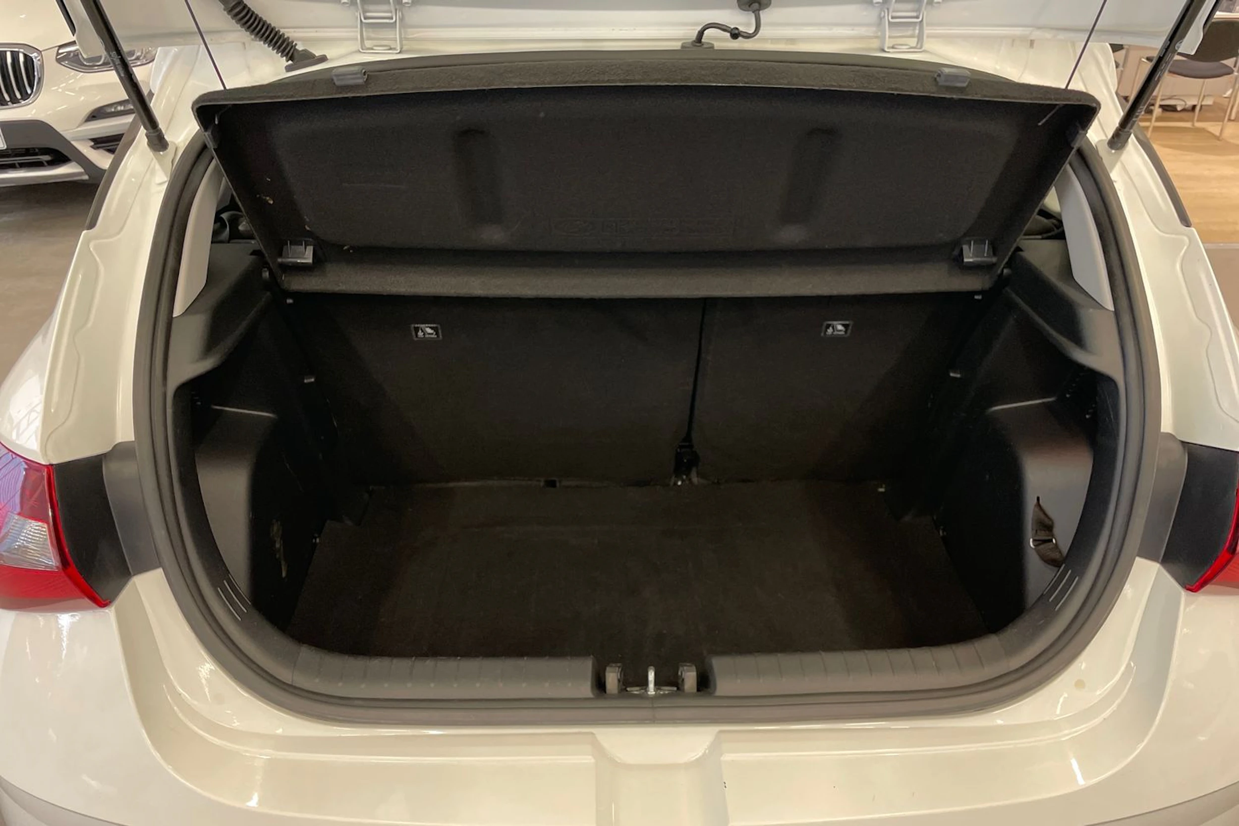 Valkoinen Hyundai i20 2022 kuva 16.