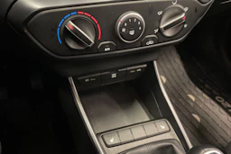 Valkoinen Hyundai i20 2022 kuva 17.