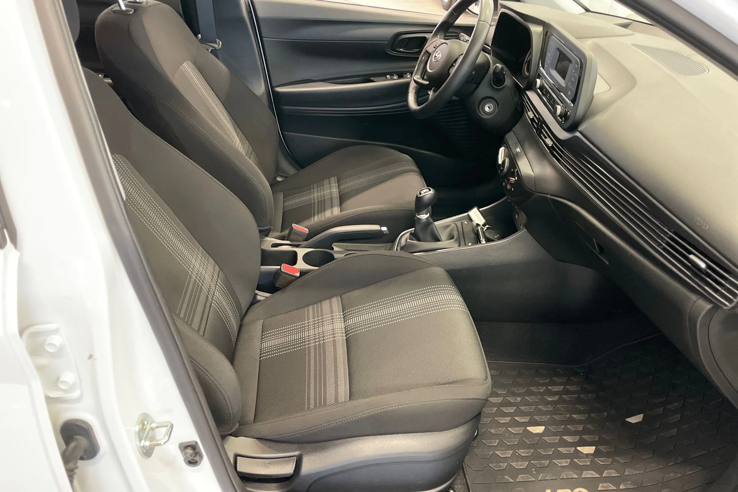 Valkoinen Hyundai i20 2022 kuva 24.
