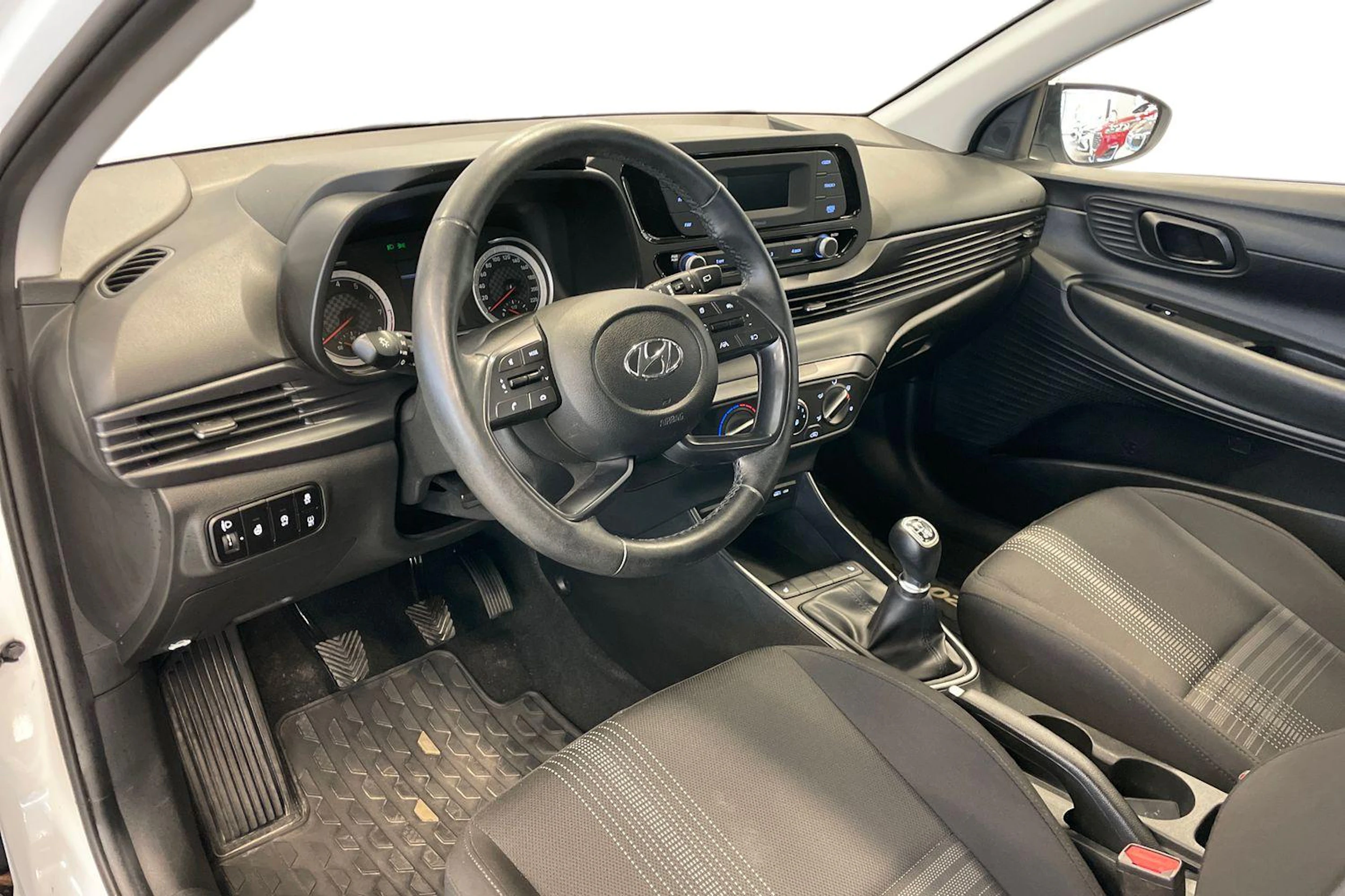 Valkoinen Hyundai i20 2022 kuva 8.