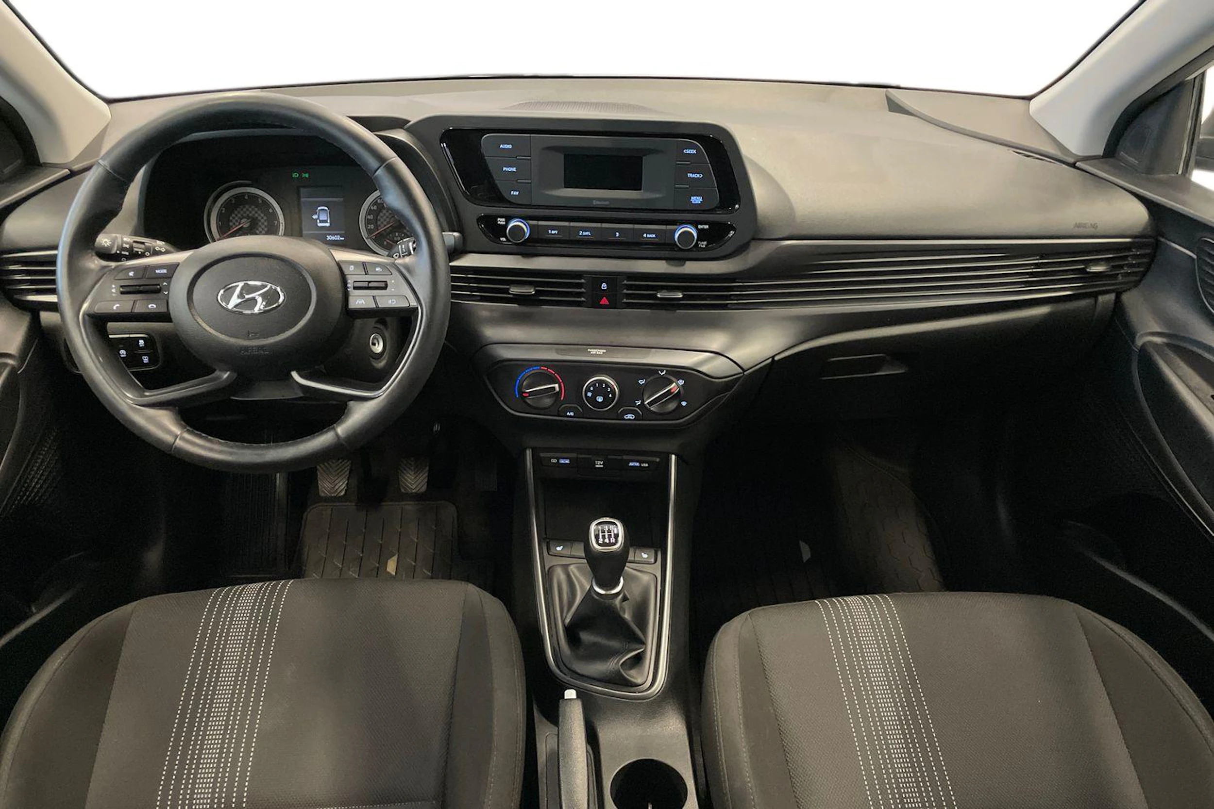 Valkoinen Hyundai i20 2022 kuva 9.