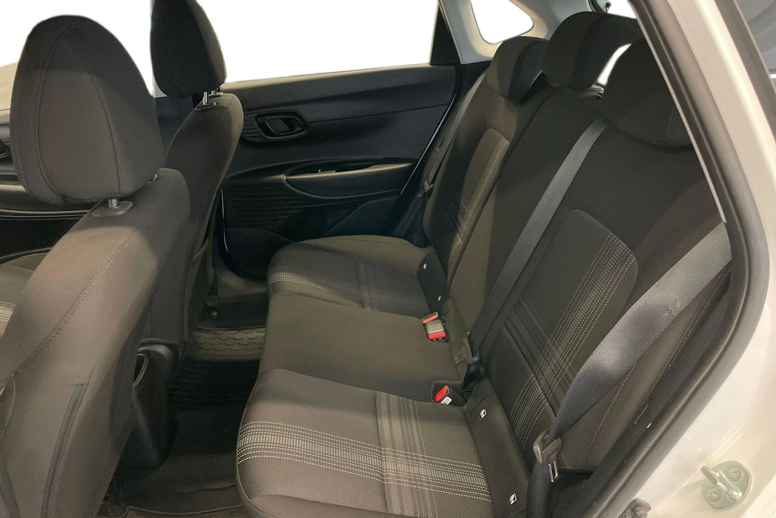 Valkoinen Hyundai i20 2022 kuva 11.