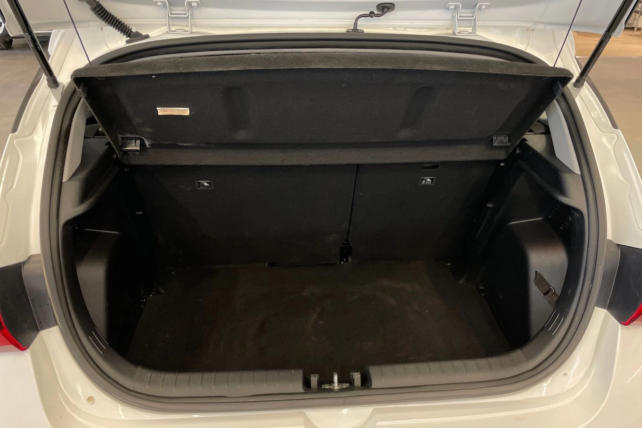 Valkoinen Hyundai i20 2022 kuva 22.