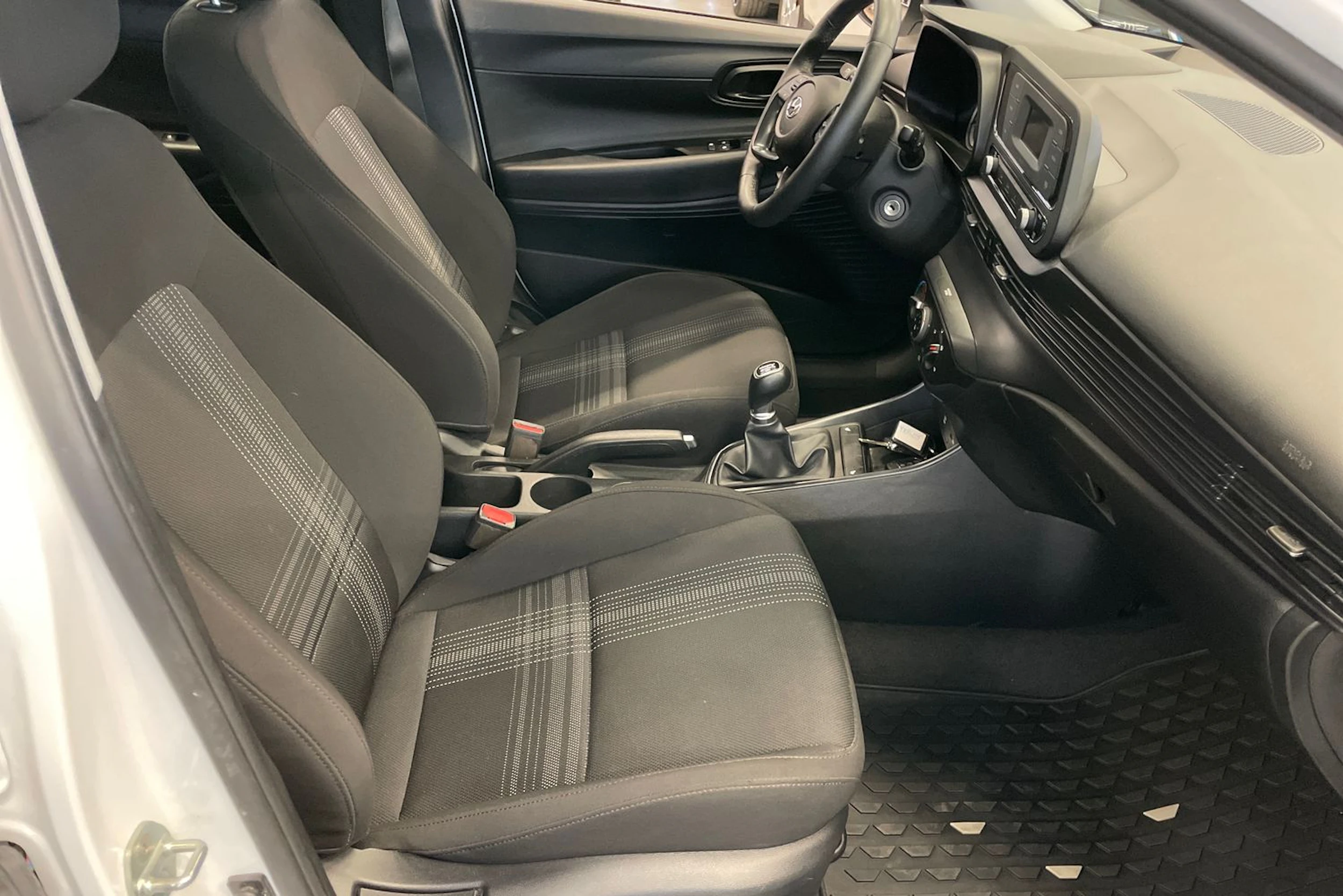 Valkoinen Hyundai i20 2022 kuva 23.