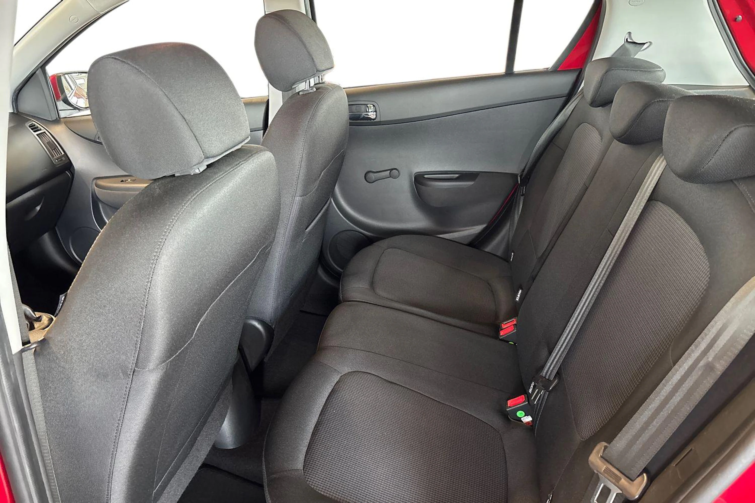 Punainen Hyundai i20 5d 2014 kuva 8.