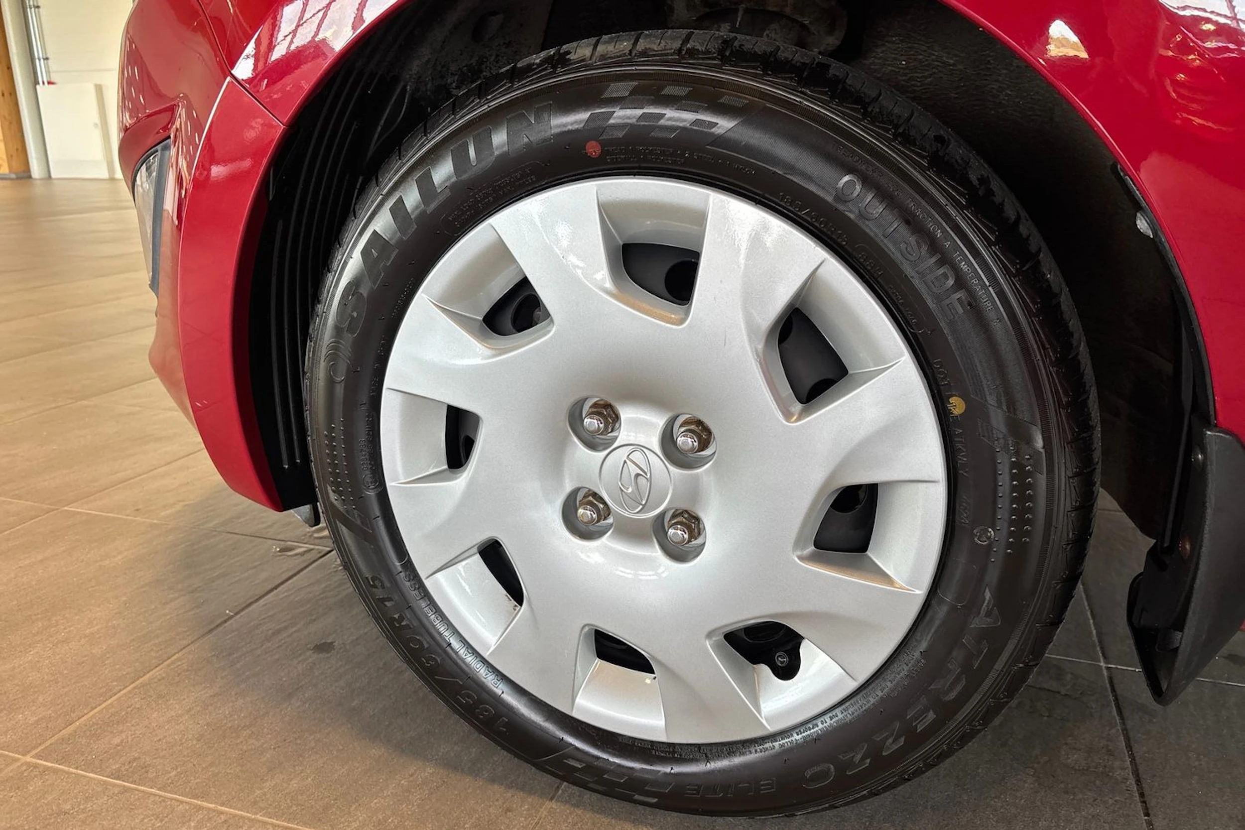 Punainen Hyundai i20 5d 2014 kuva 10.