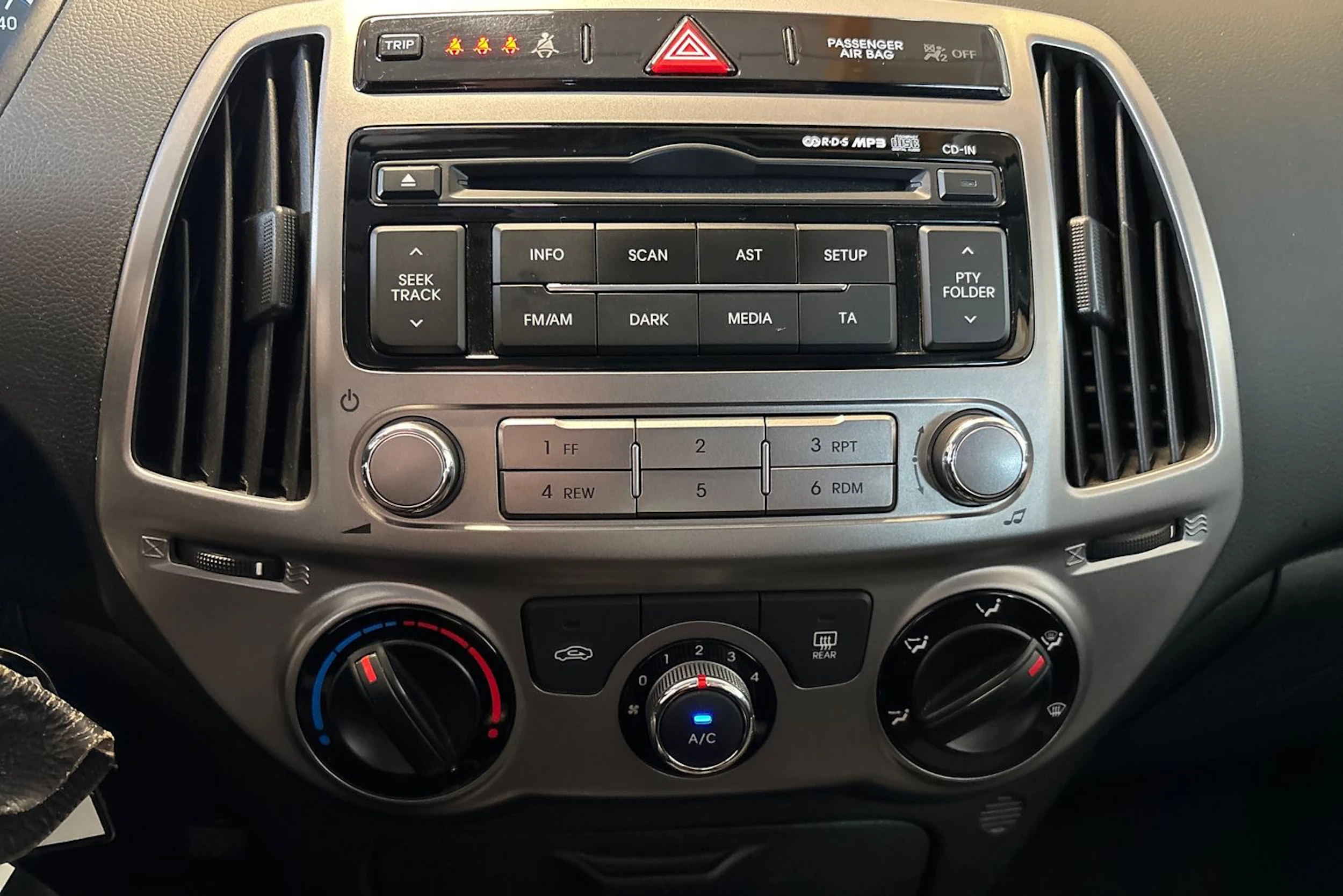 Punainen Hyundai i20 5d 2014 kuva 13.