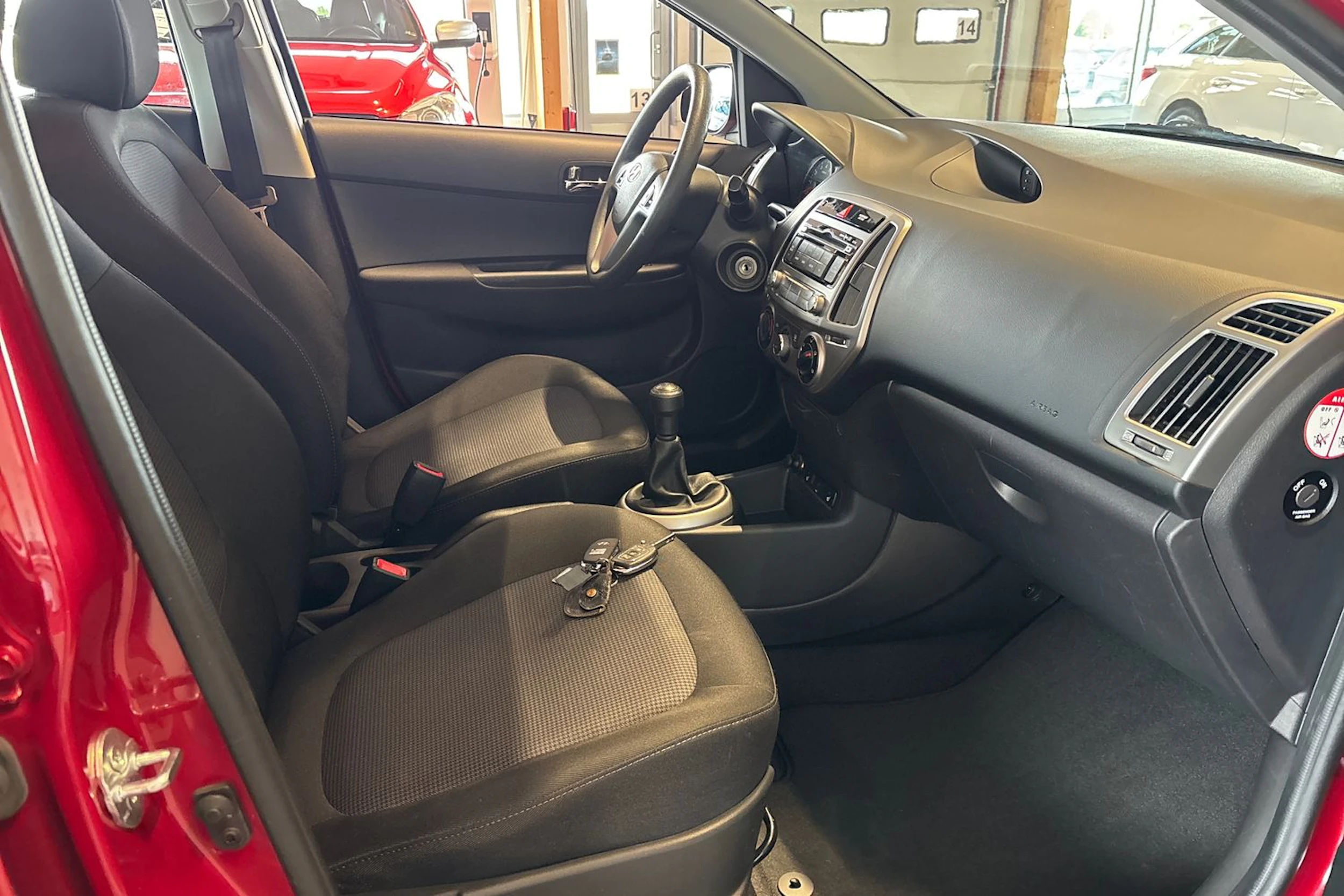 Punainen Hyundai i20 5d 2014 kuva 16.