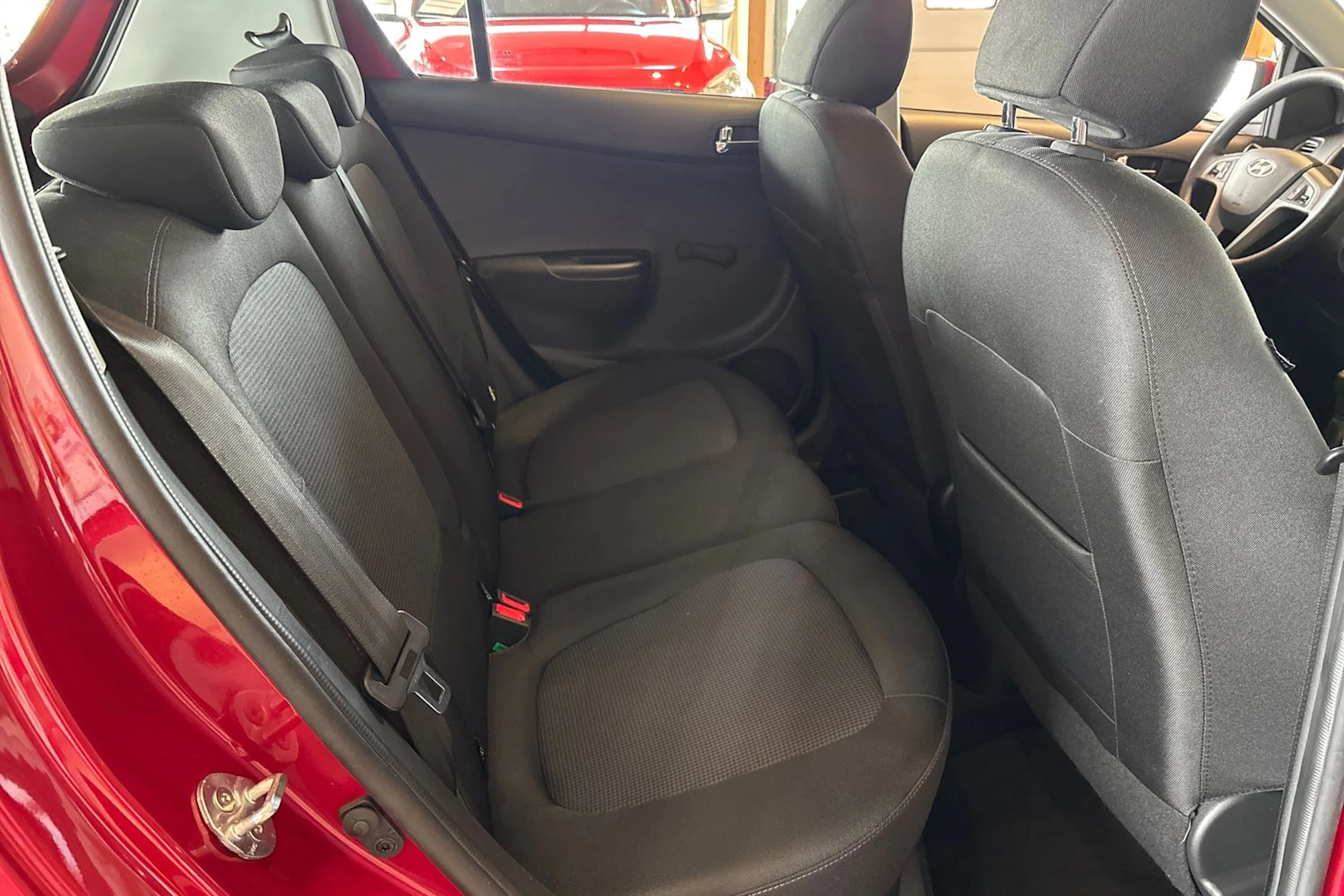 Punainen Hyundai i20 5d 2014 kuva 17.