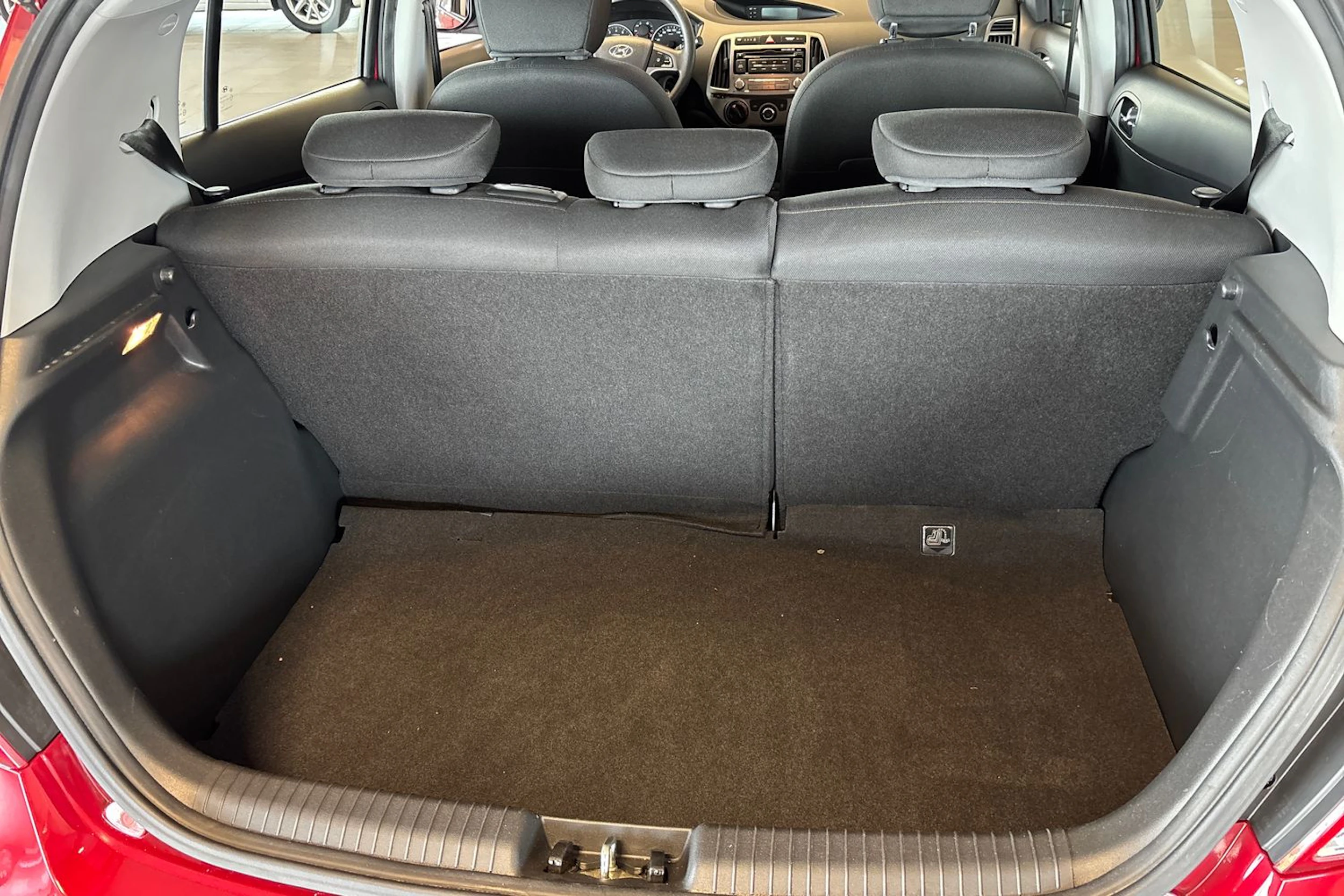 Punainen Hyundai i20 5d 2014 kuva 18.