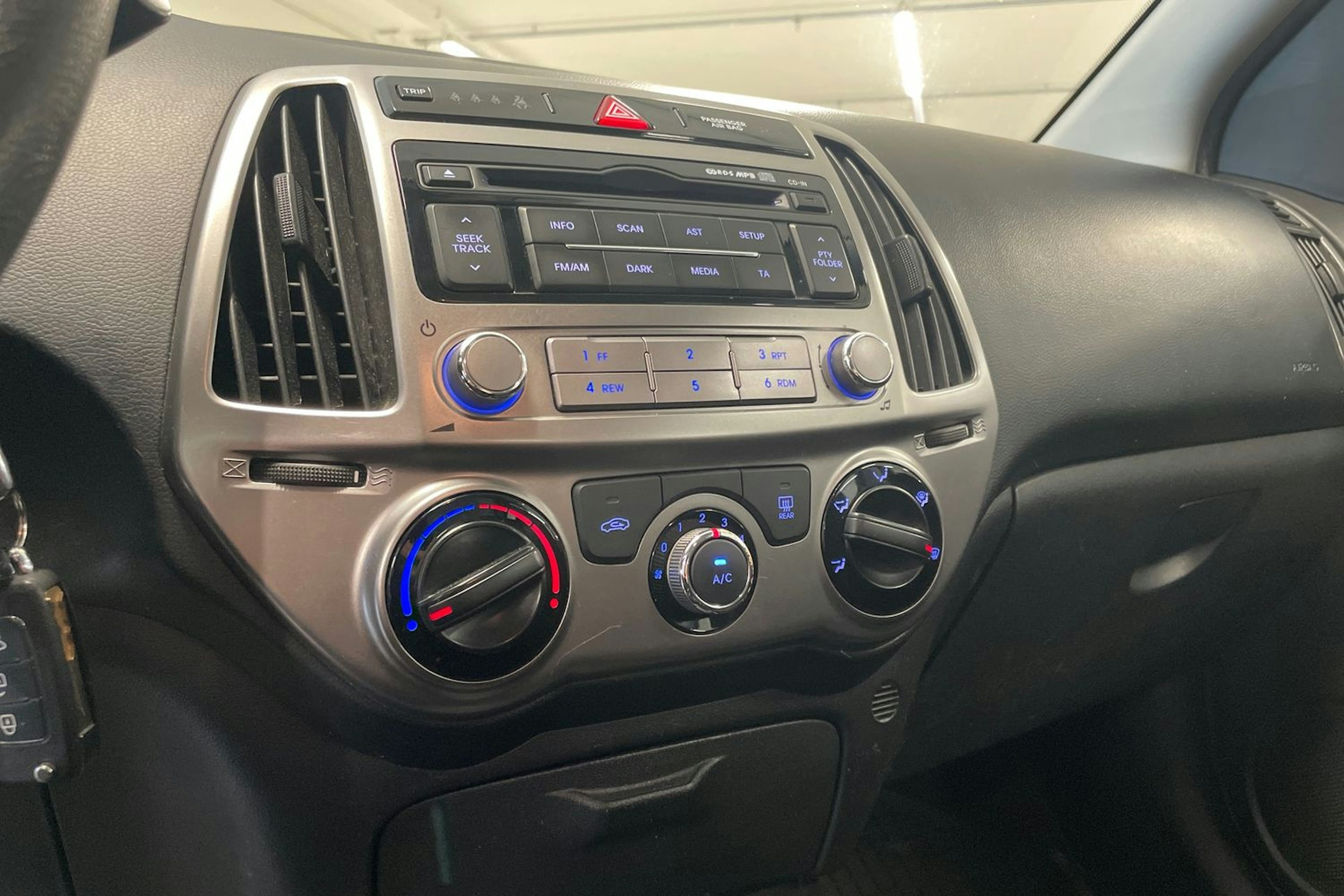 harmaa Hyundai i20 5d 2014 kuva 19.