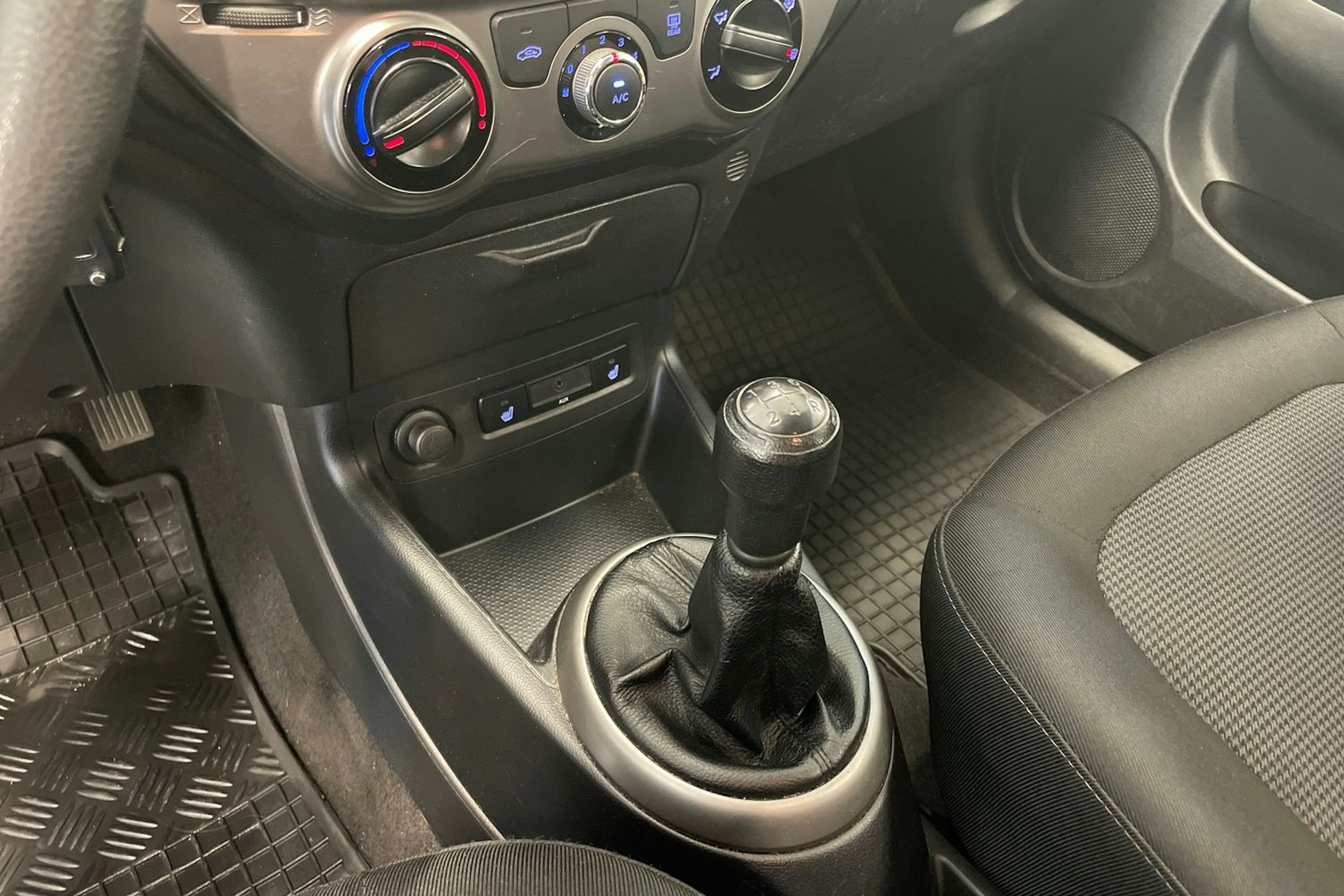 harmaa Hyundai i20 5d 2014 kuva 20.