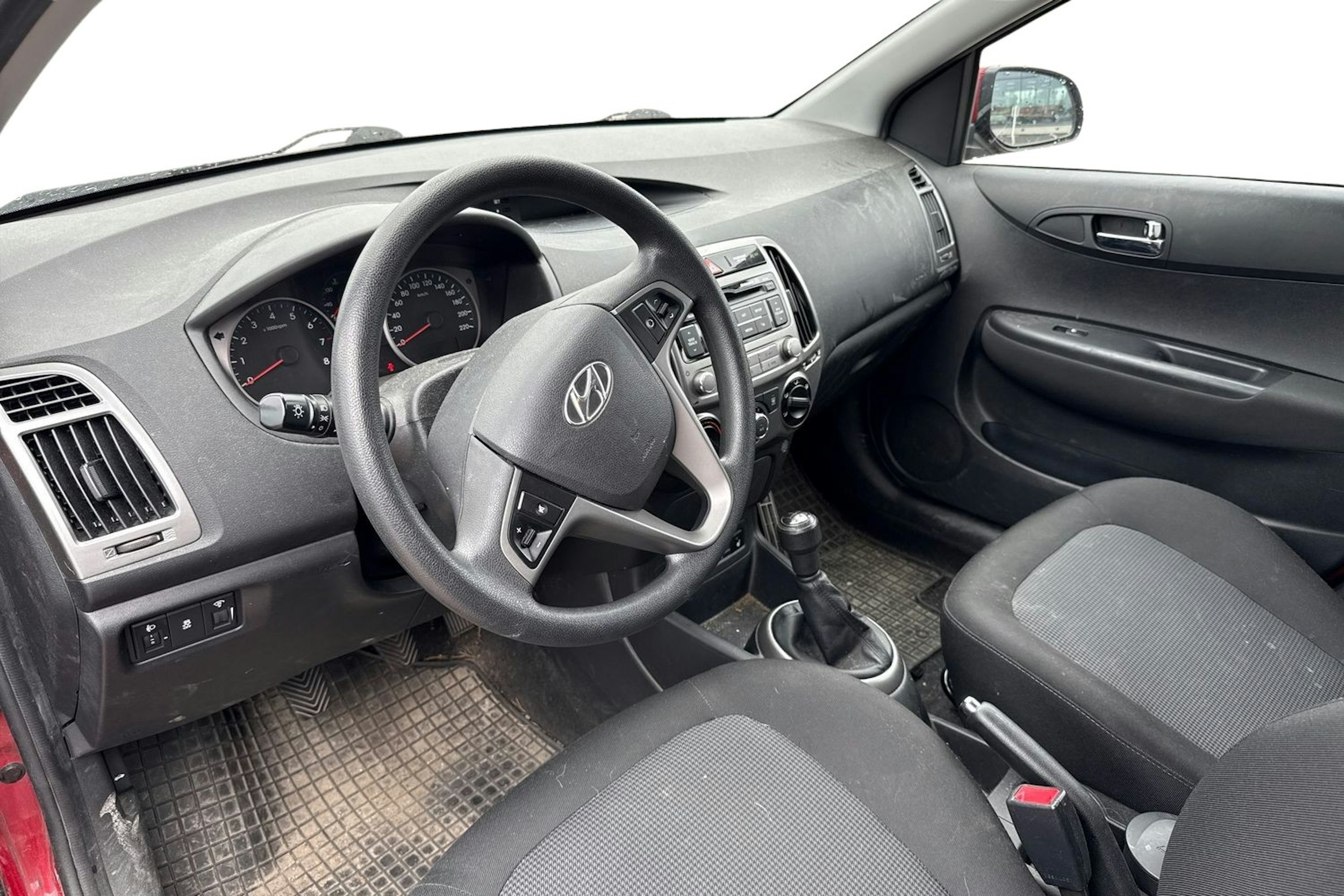 punainen Hyundai i20 5d 2014 kuva 3.