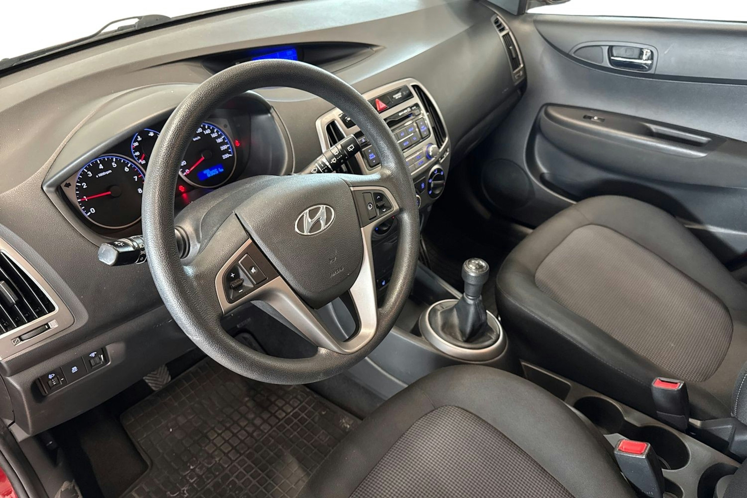punainen Hyundai i20 5d 2014 kuva 6.