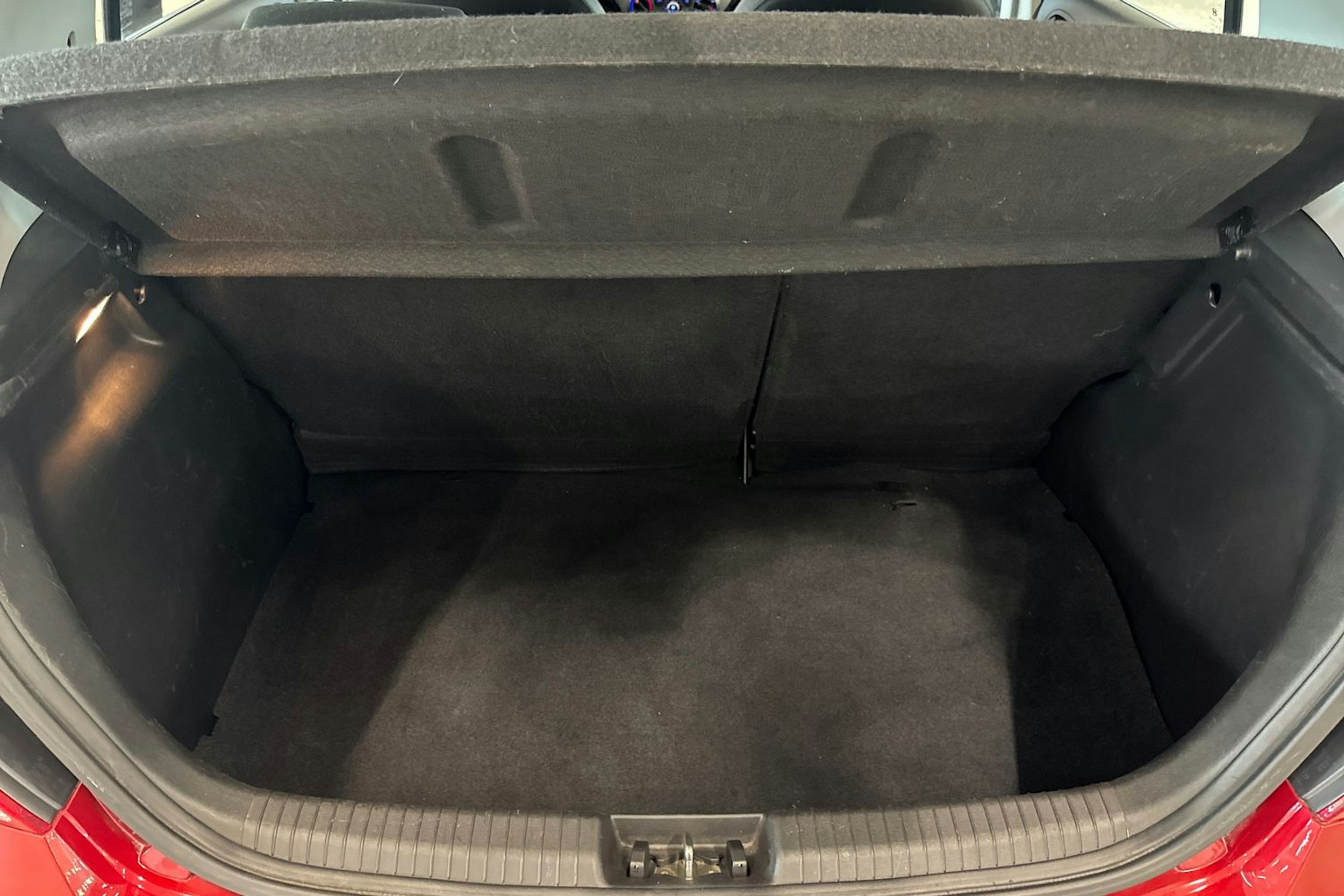 punainen Hyundai i20 5d 2014 kuva 16.