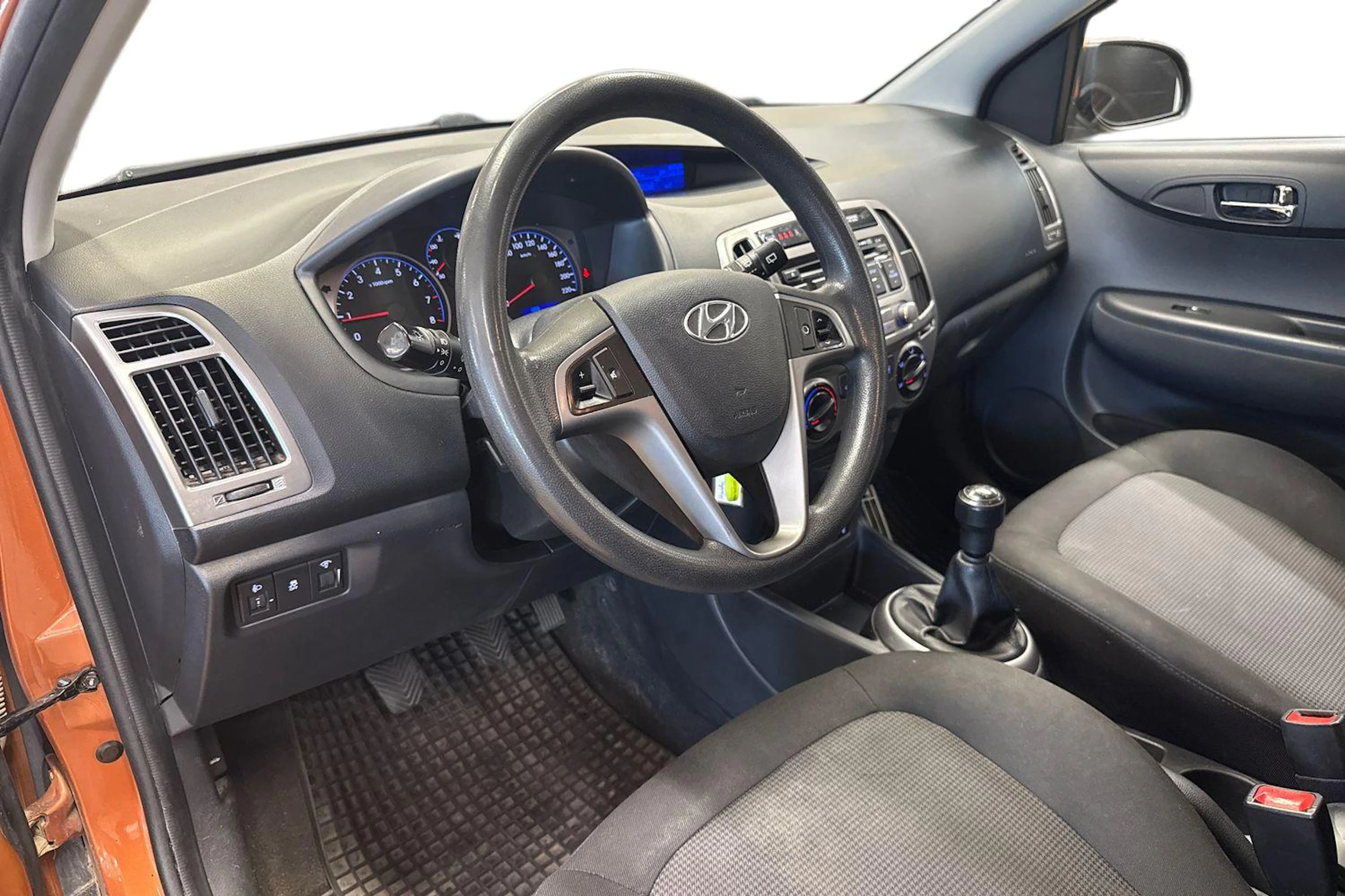 oranssi Hyundai i20 5d 2014 kuva 6.