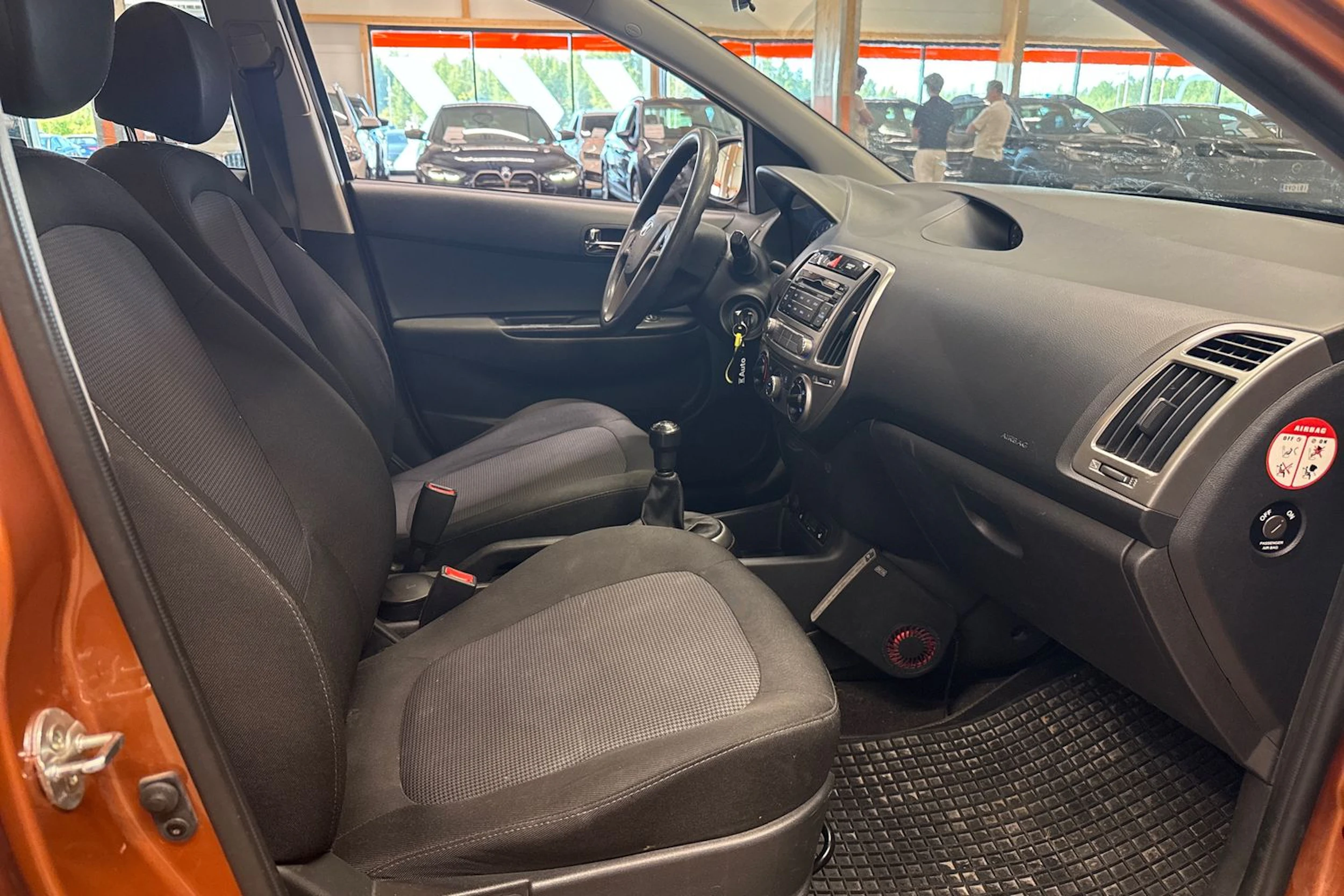 oranssi Hyundai i20 5d 2014 kuva 11.