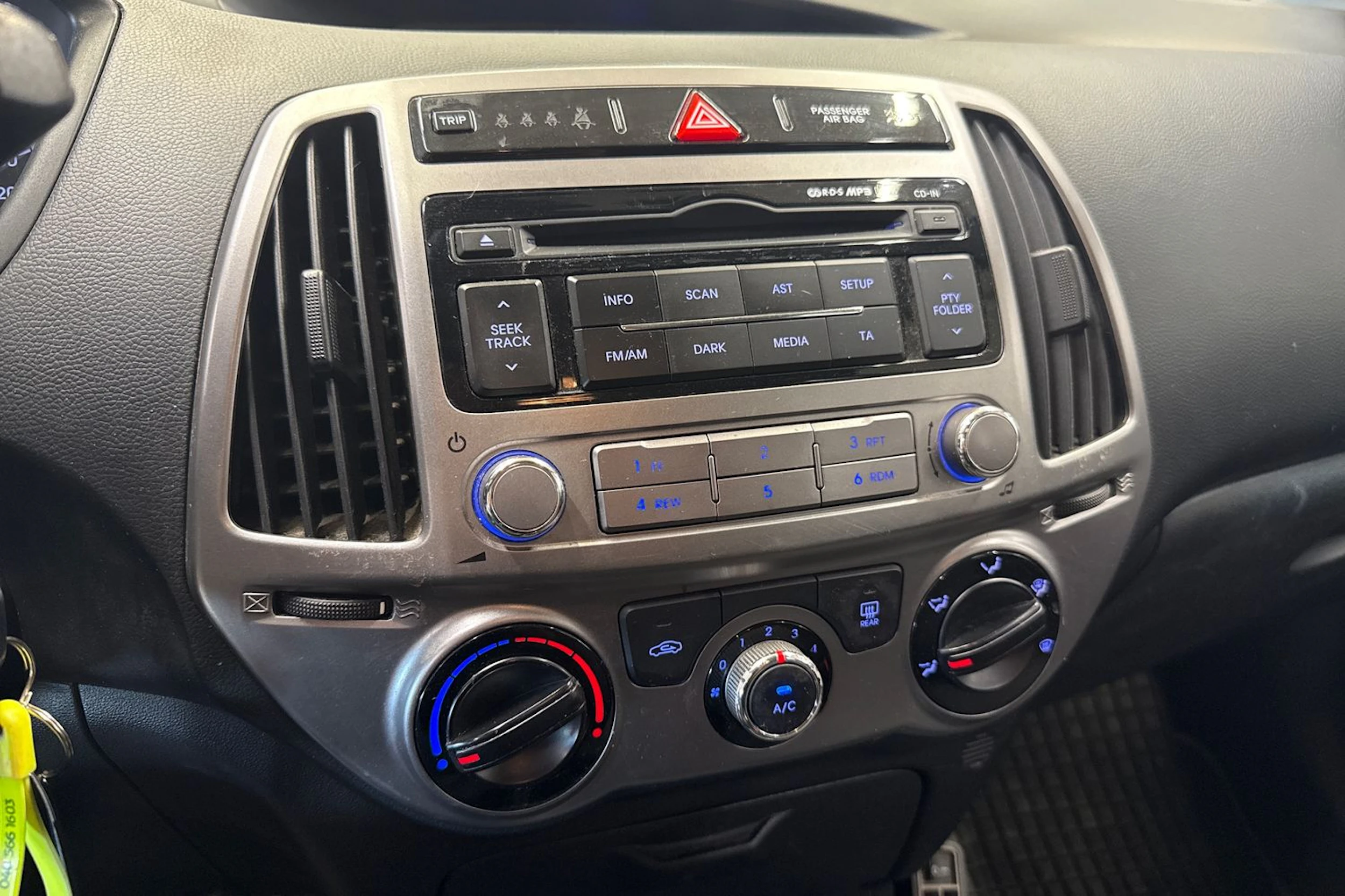 oranssi Hyundai i20 5d 2014 kuva 14.