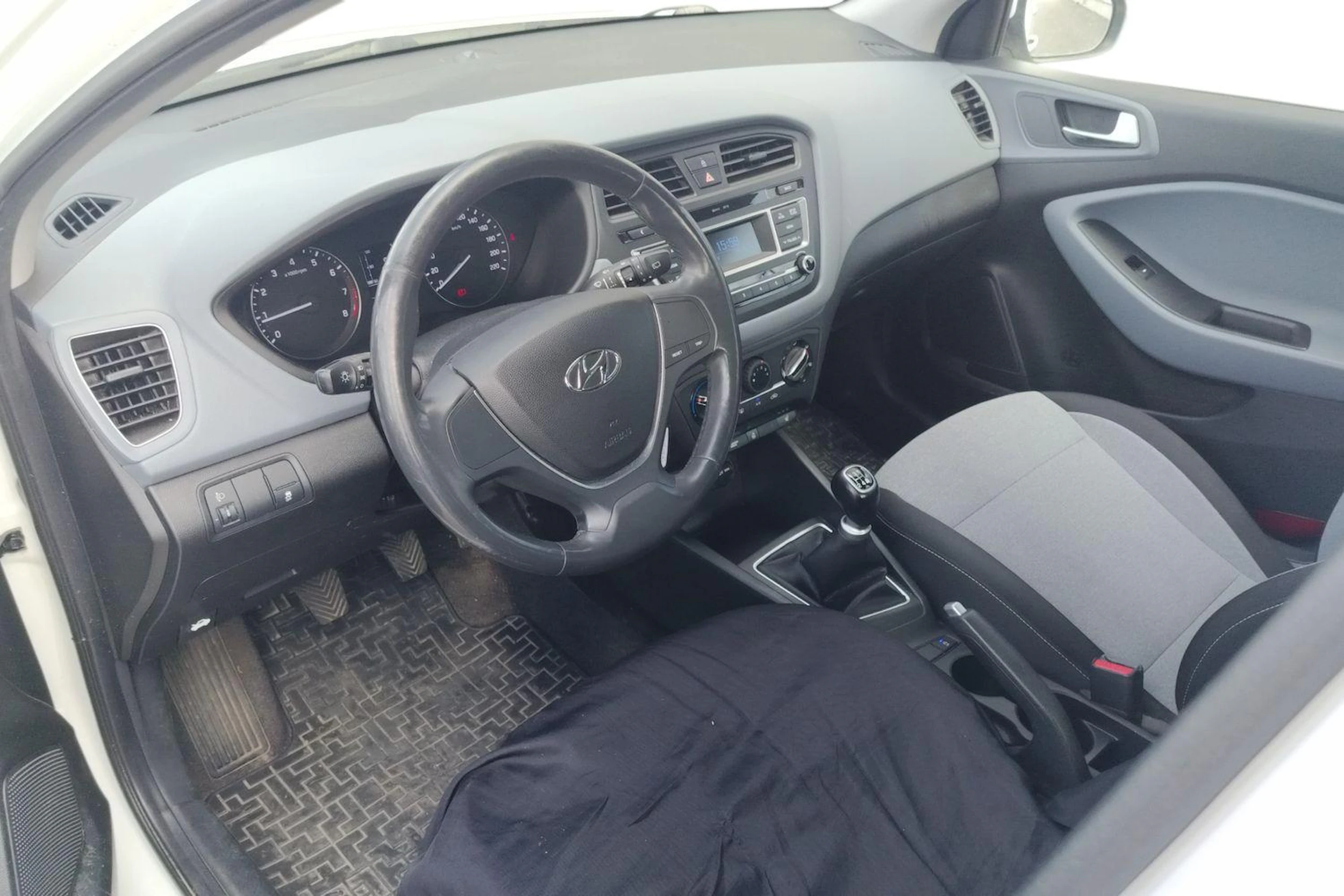 valkoinen Hyundai i20 5d 2015 kuva 3.