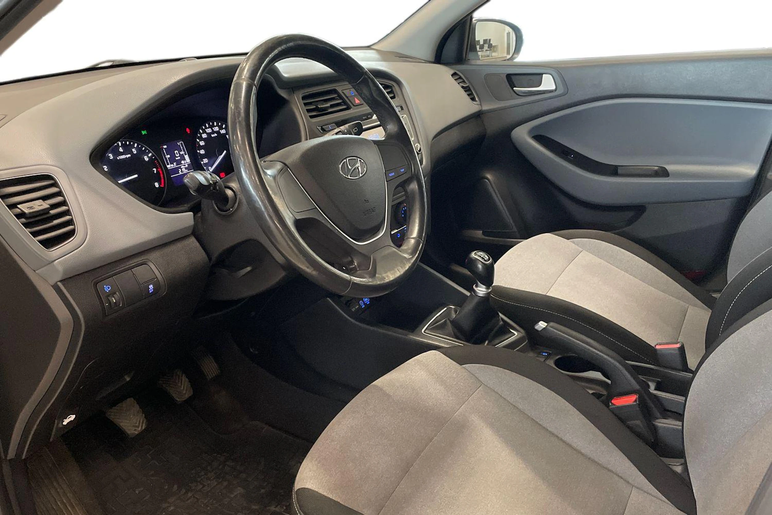 valkoinen Hyundai i20 5d 2016 kuva 8.
