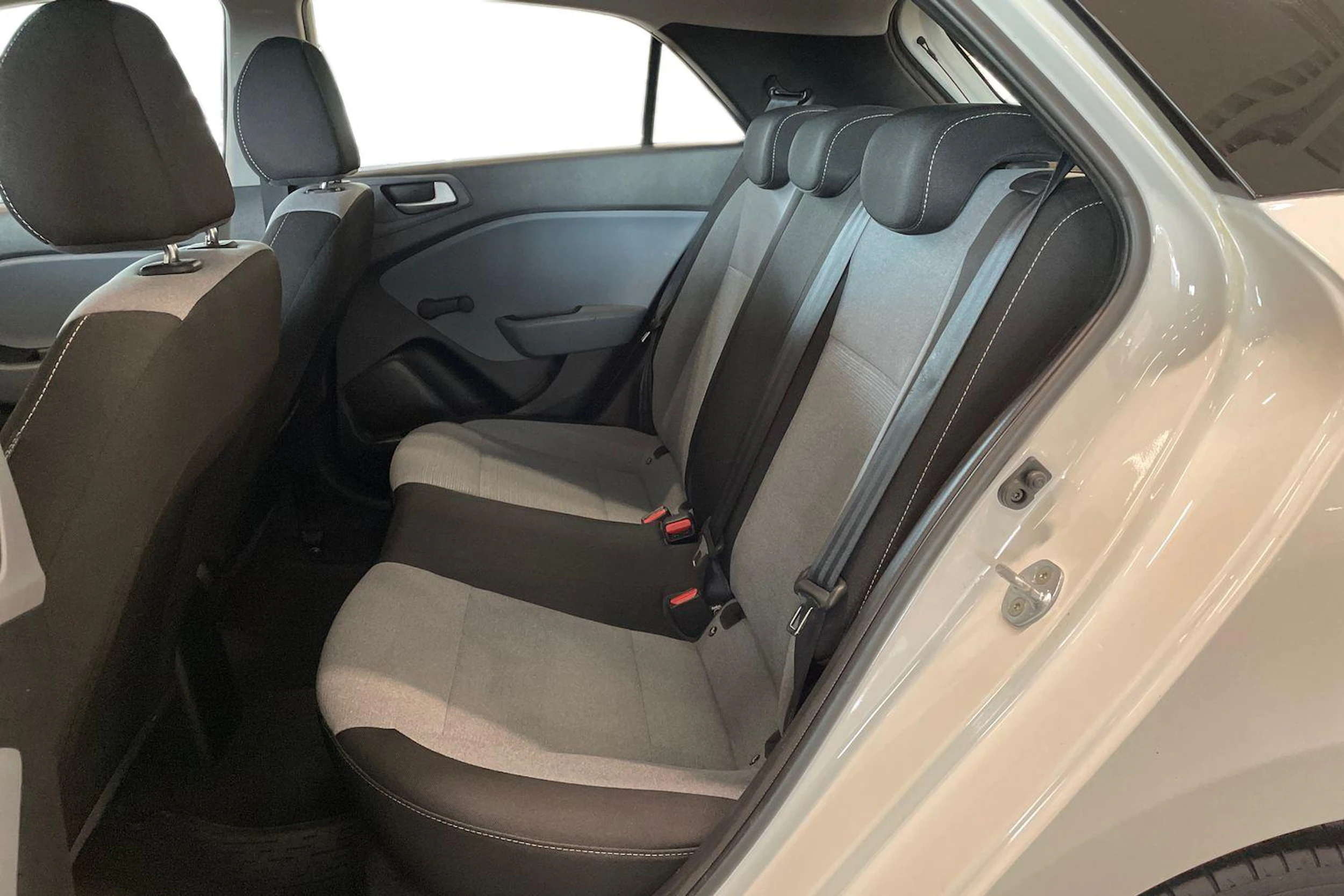 valkoinen Hyundai i20 5d 2016 kuva 11.