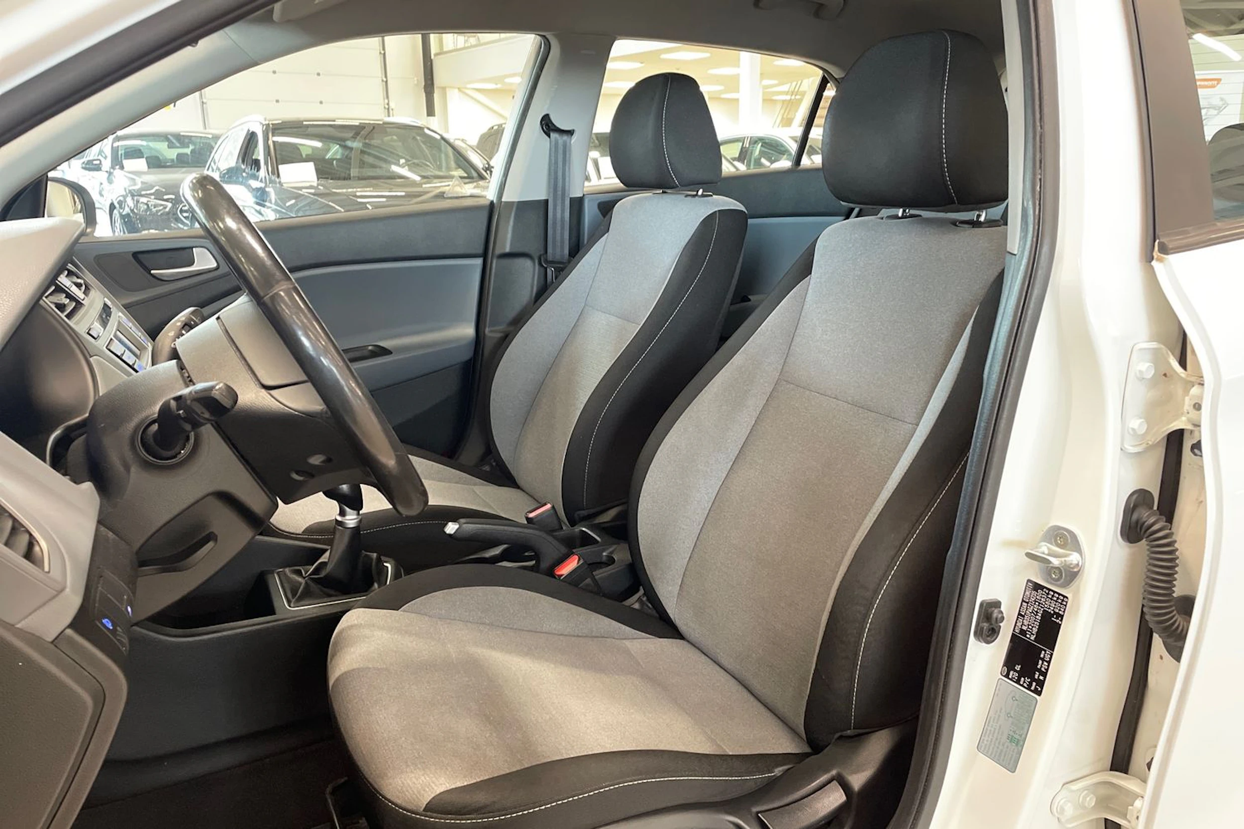 valkoinen Hyundai i20 5d 2016 kuva 15.