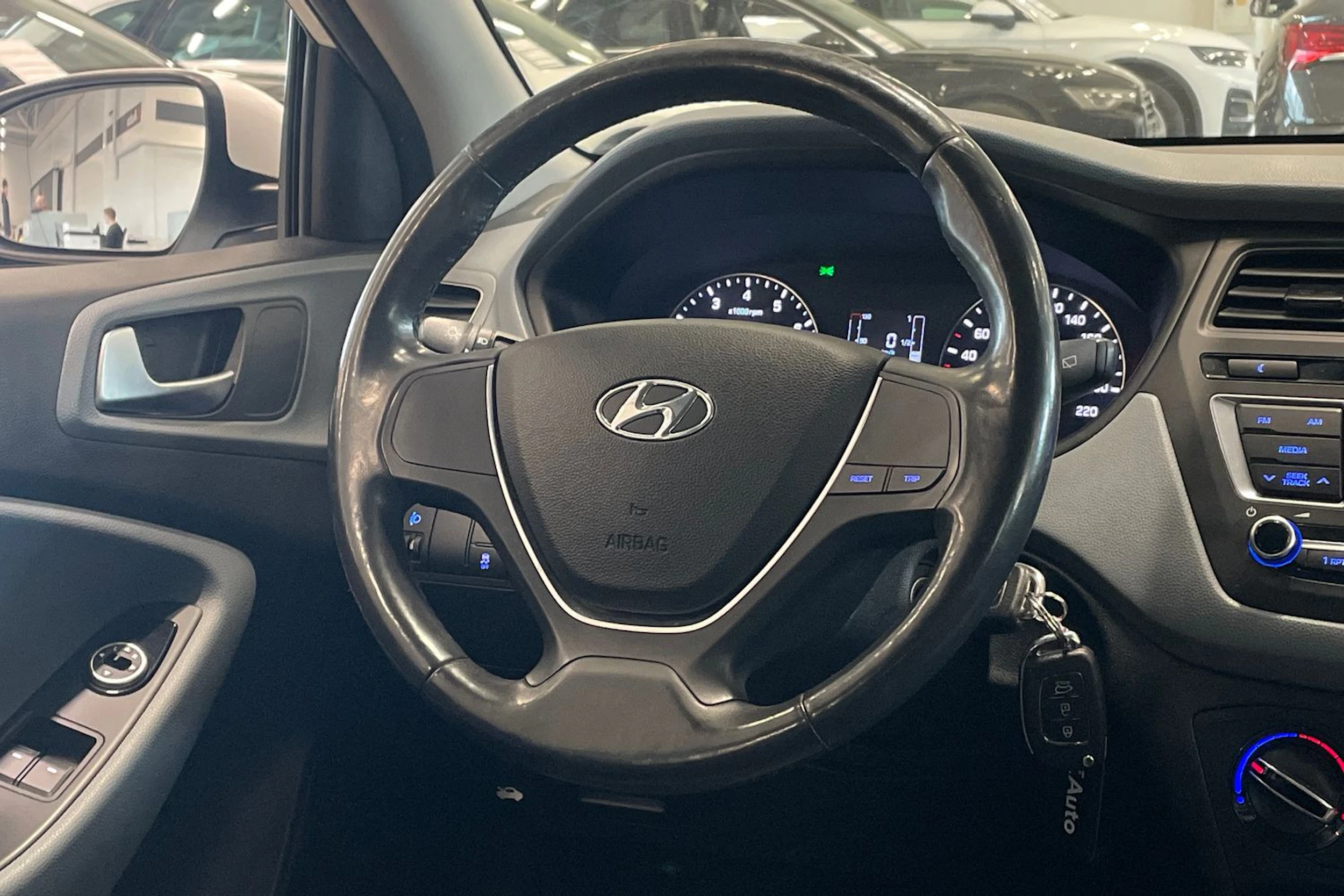 valkoinen Hyundai i20 5d 2016 kuva 16.