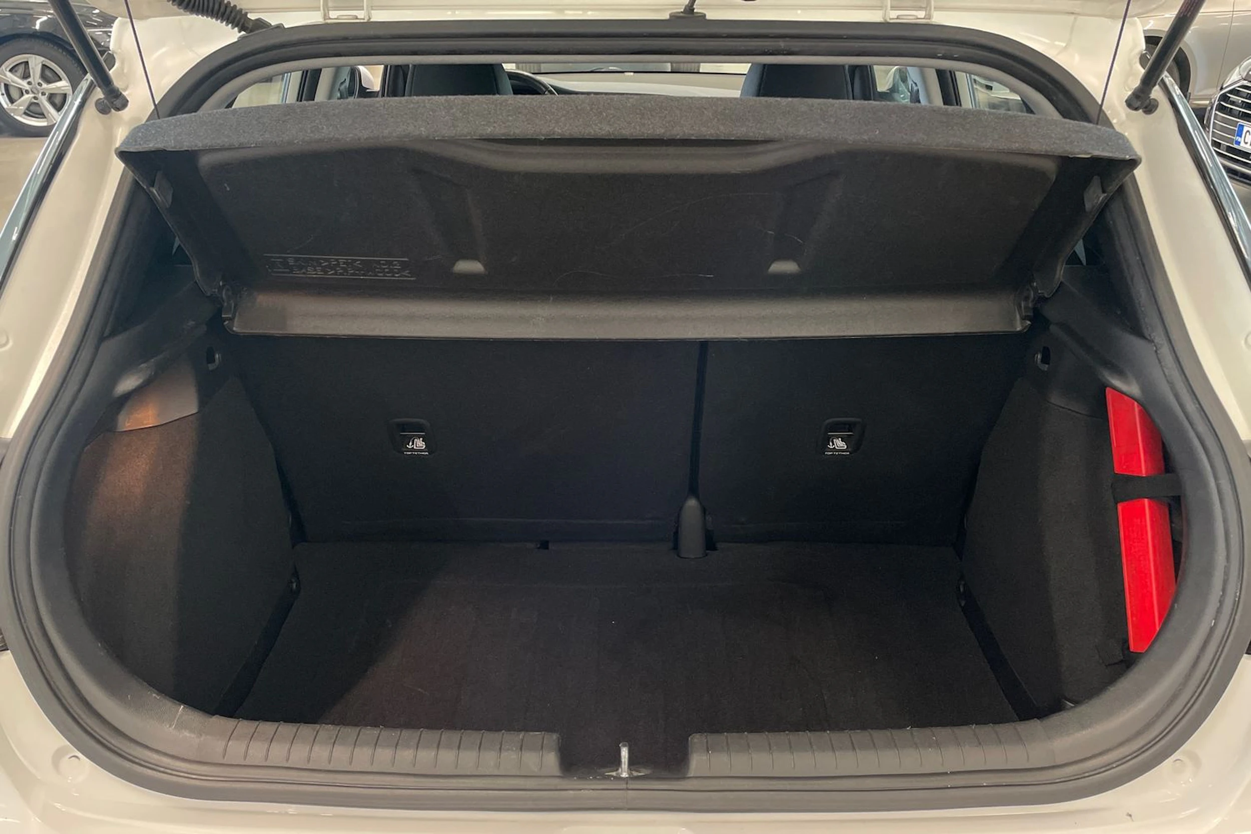 valkoinen Hyundai i20 5d 2016 kuva 24.