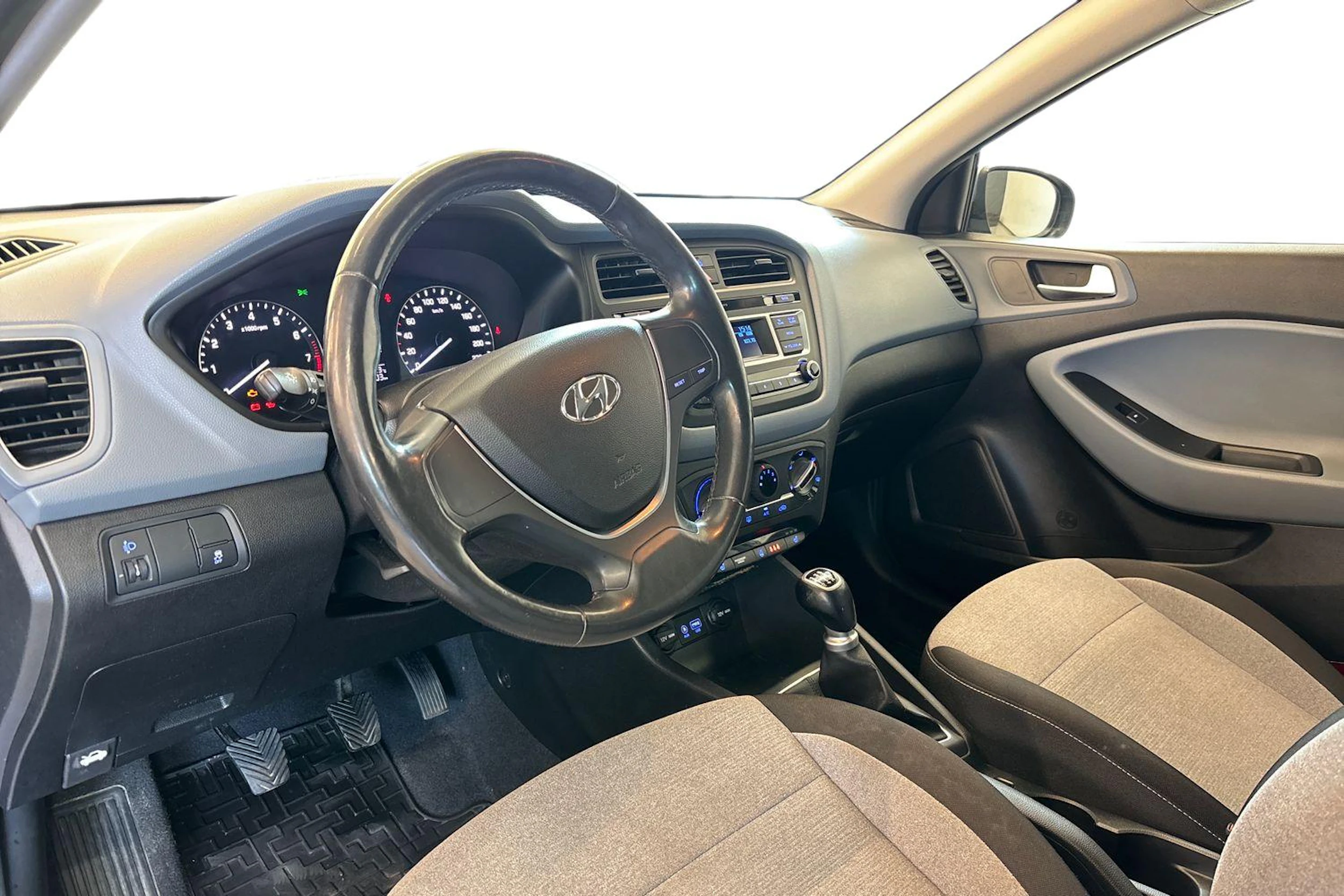 sininen Hyundai i20 5d 2015 kuva 6.