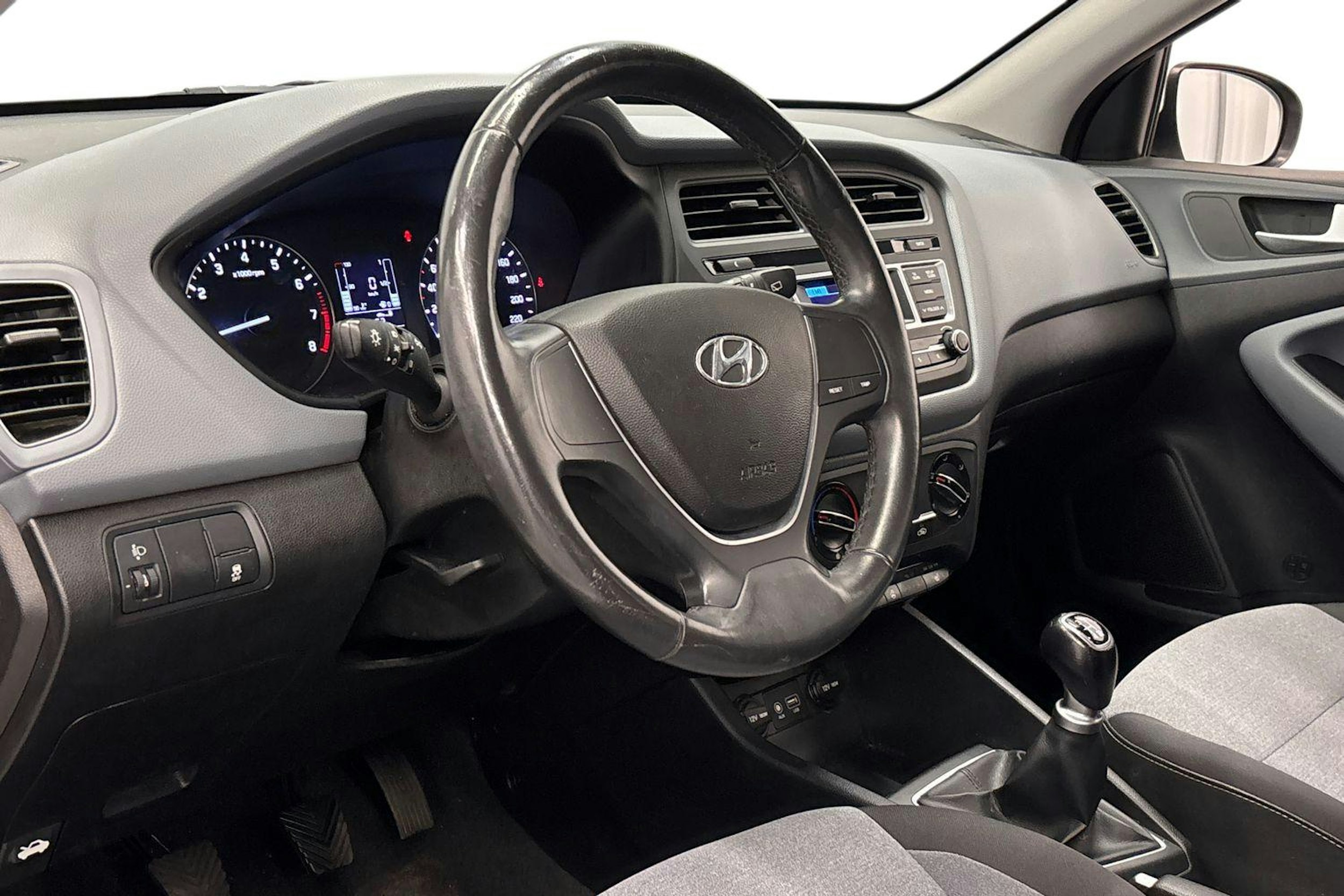 valkoinen Hyundai i20 5d 2015 kuva 7.