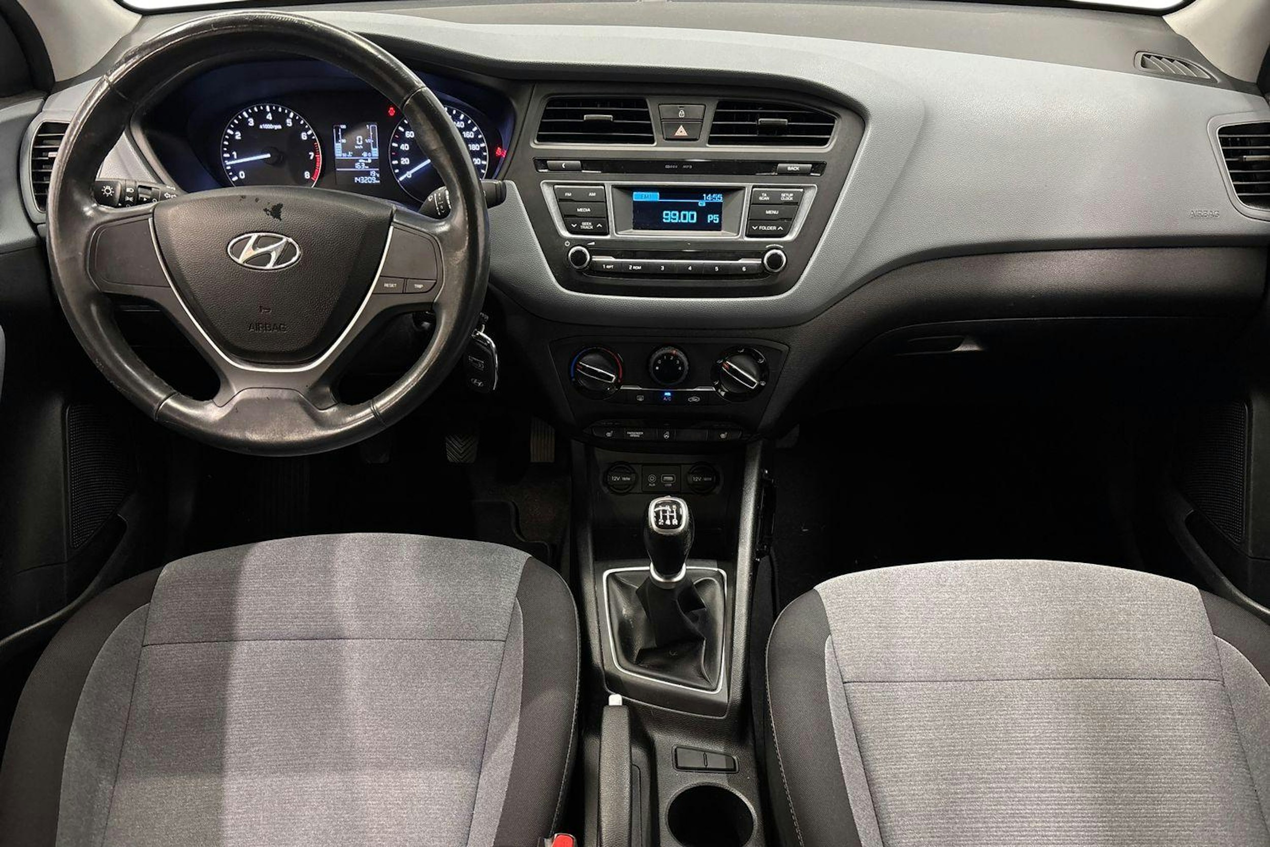 valkoinen Hyundai i20 5d 2015 kuva 9.