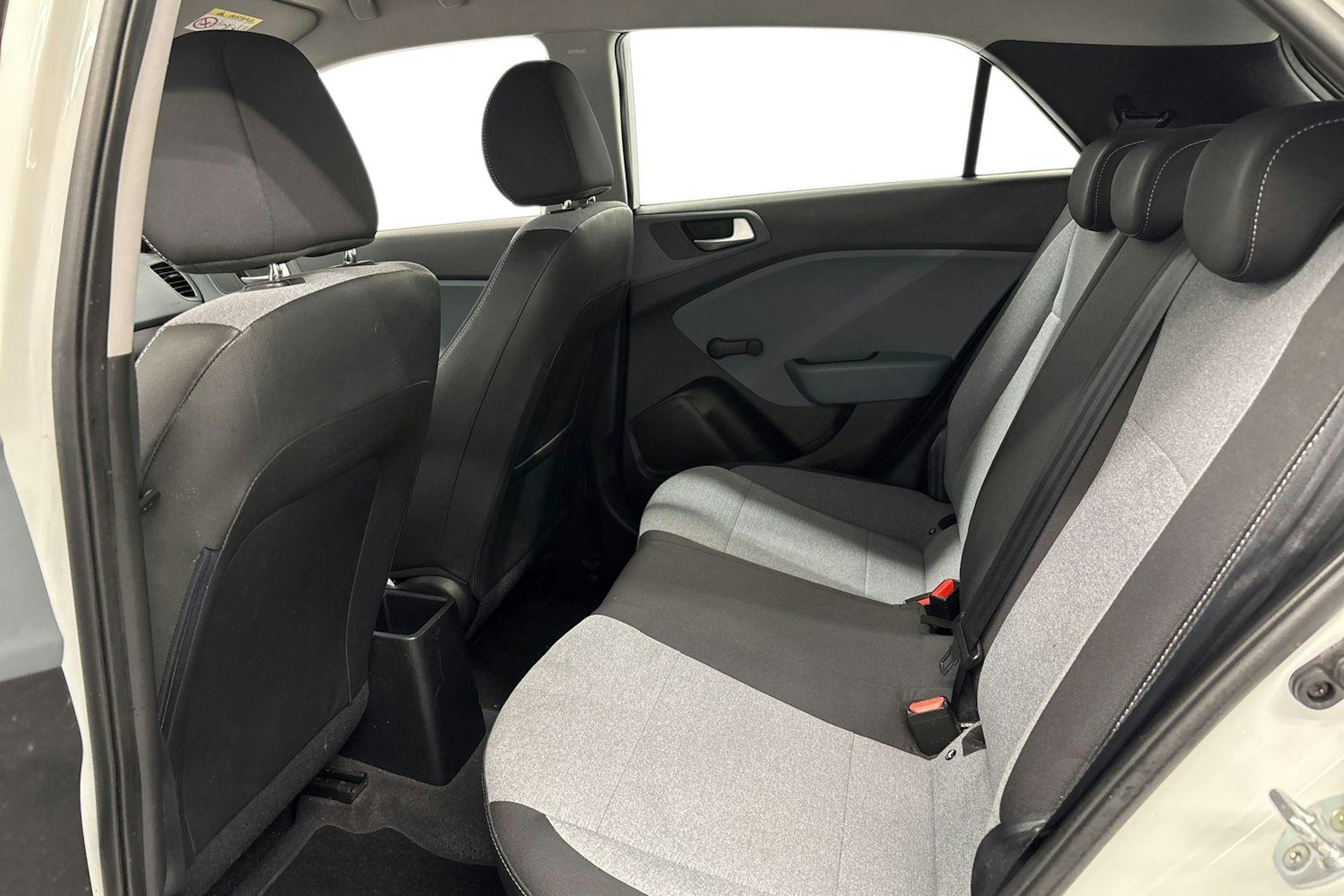 valkoinen Hyundai i20 5d 2015 kuva 10.