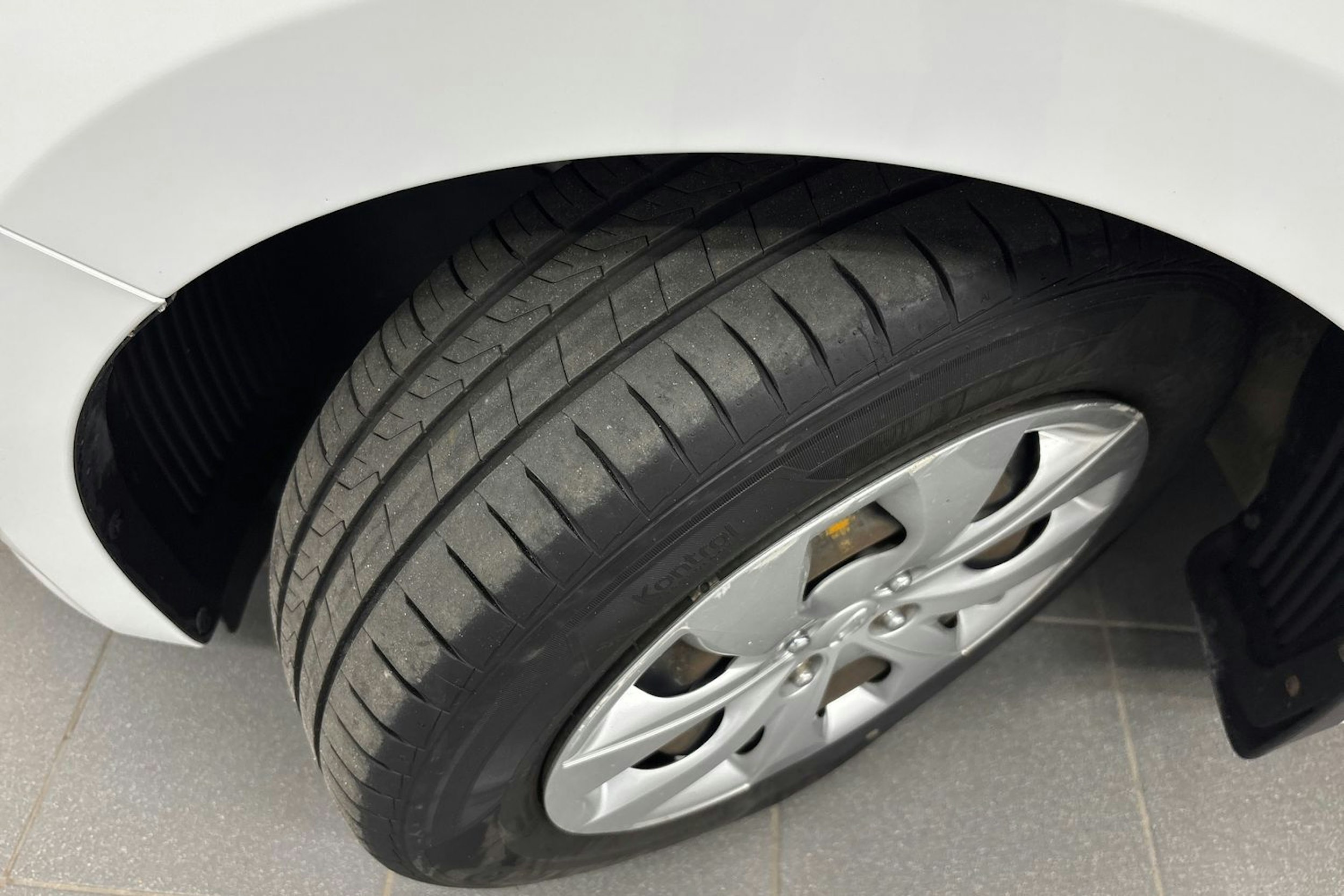 valkoinen Hyundai i20 5d 2015 kuva 13.