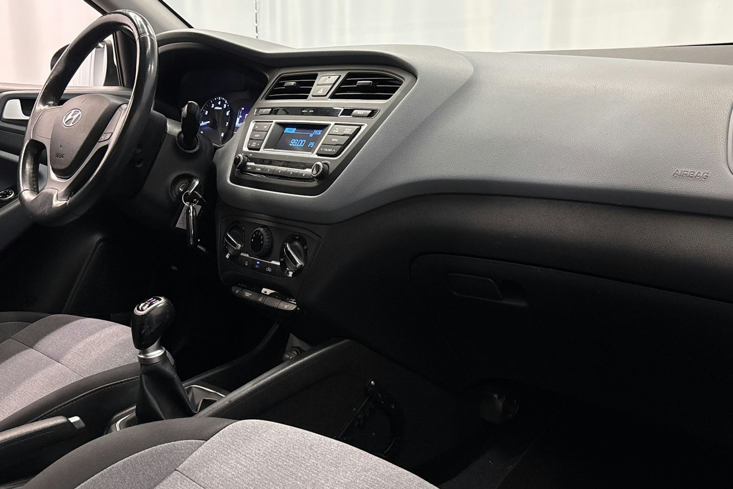 valkoinen Hyundai i20 5d 2015 kuva 14.