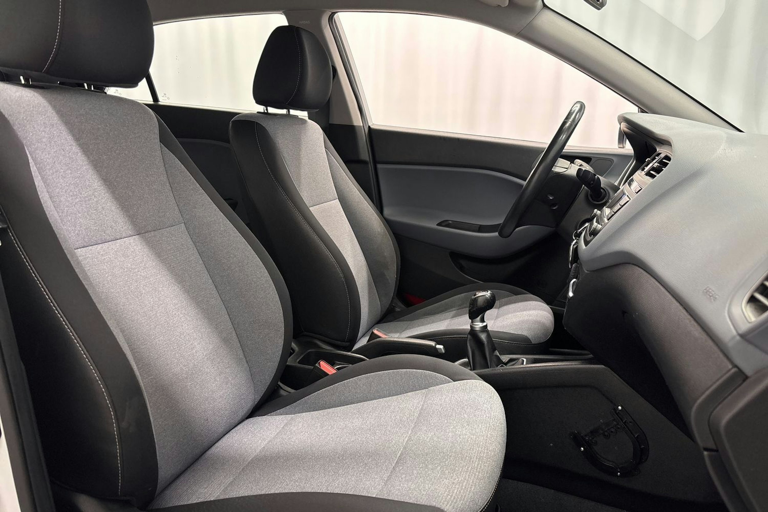 valkoinen Hyundai i20 5d 2015 kuva 15.