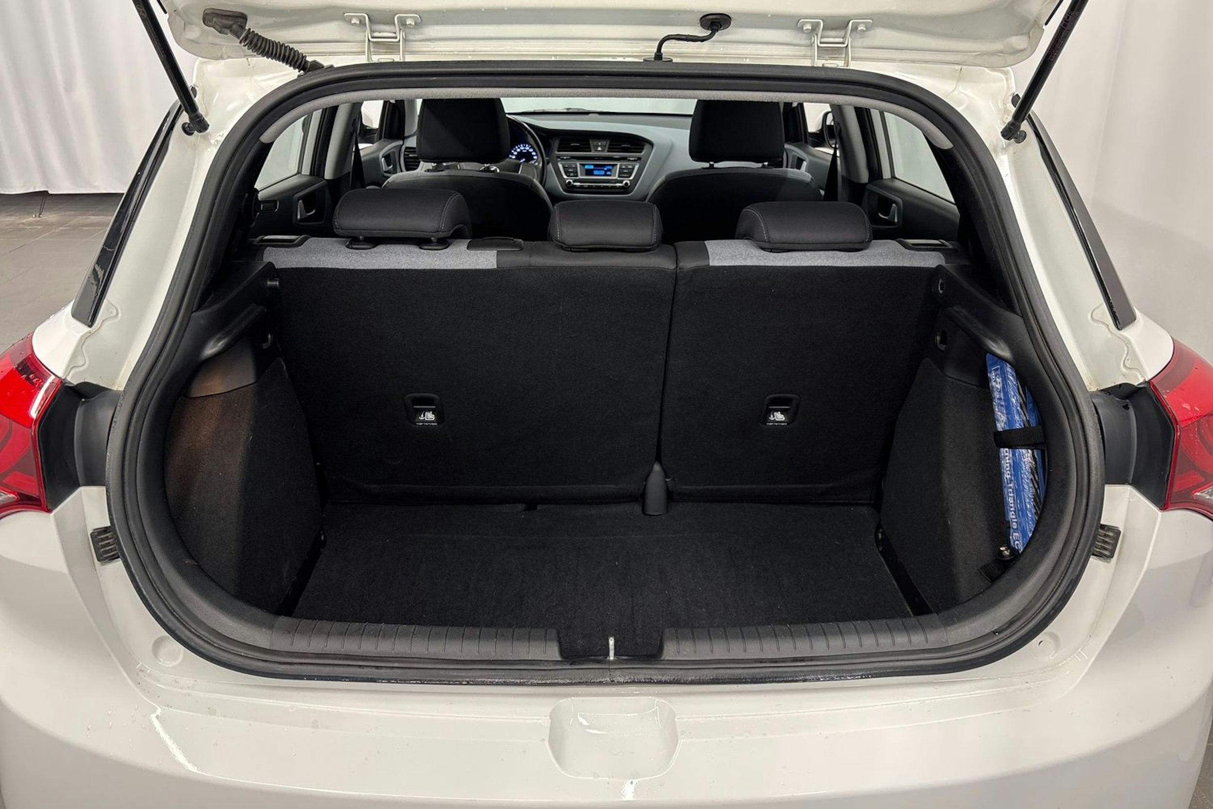 valkoinen Hyundai i20 5d 2015 kuva 16.