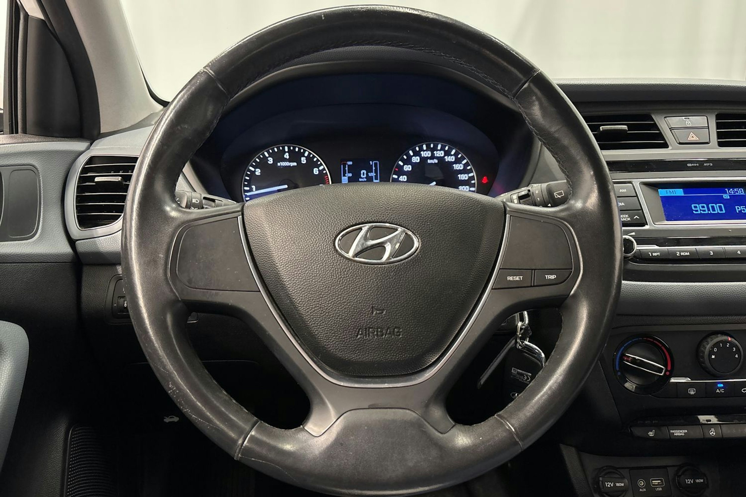 valkoinen Hyundai i20 5d 2015 kuva 18.