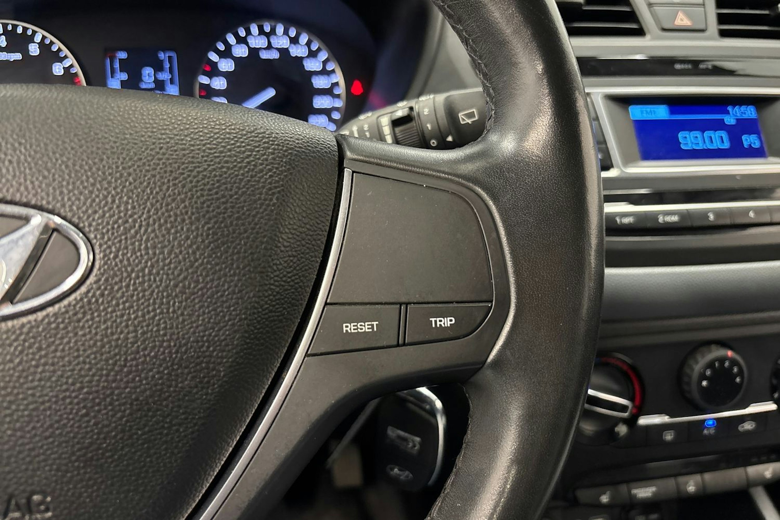 valkoinen Hyundai i20 5d 2015 kuva 19.