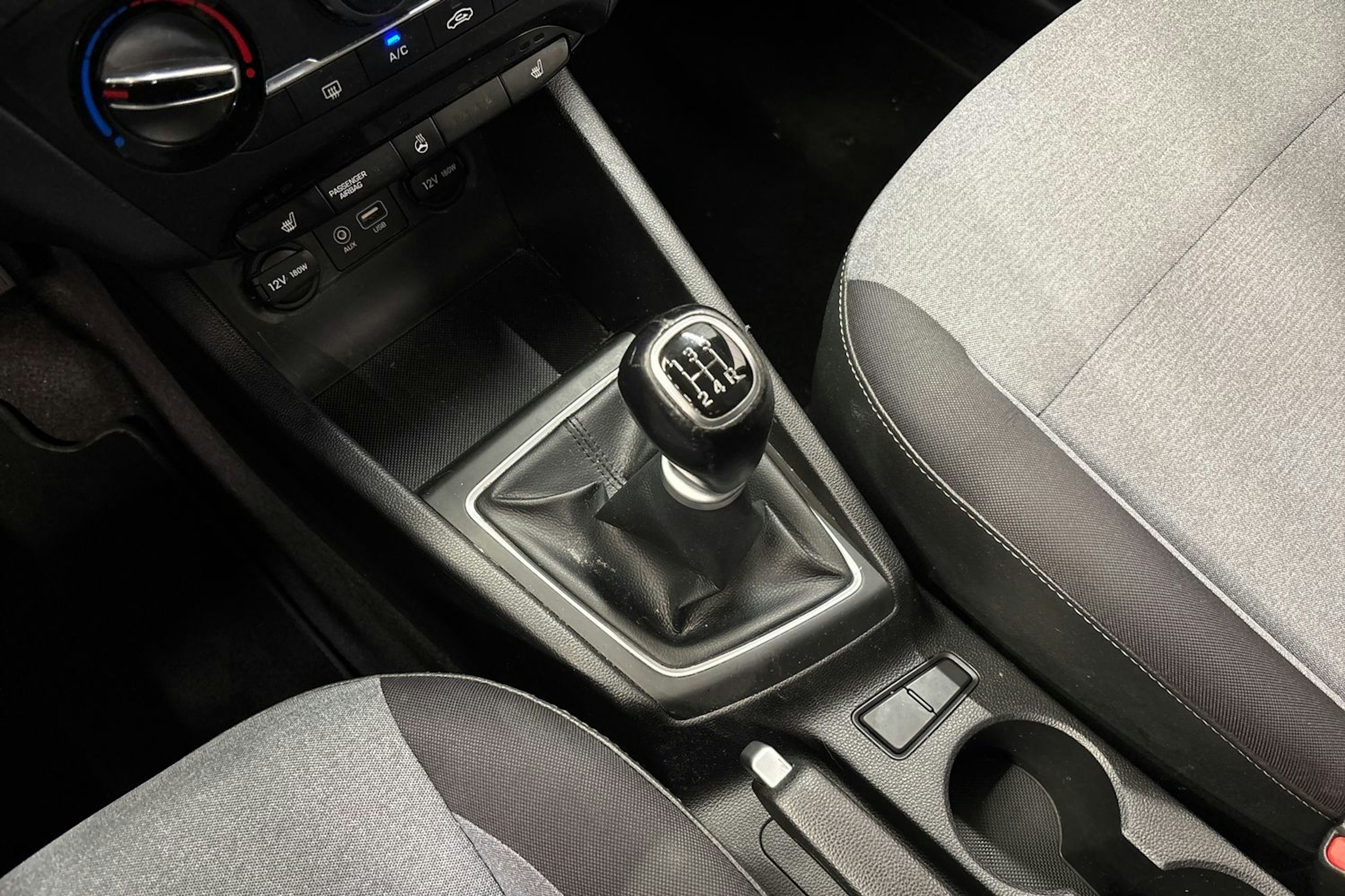 valkoinen Hyundai i20 5d 2015 kuva 23.