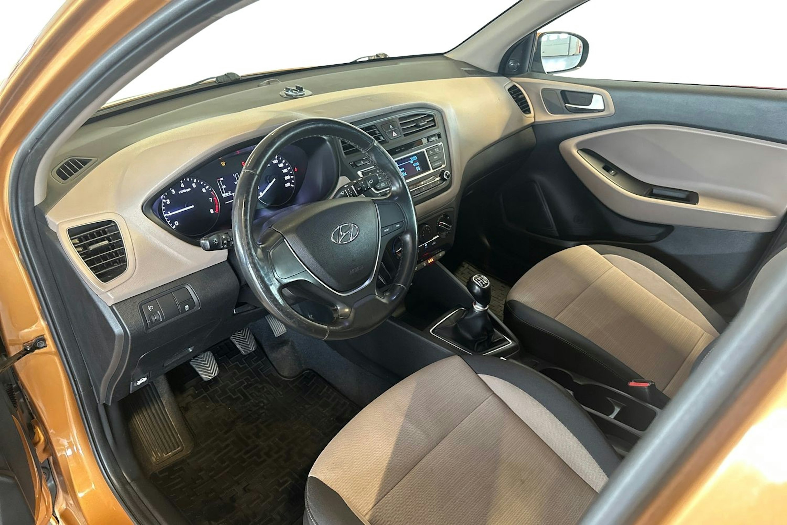 Oranssi Hyundai i20 5d 2015 kuva 7.
