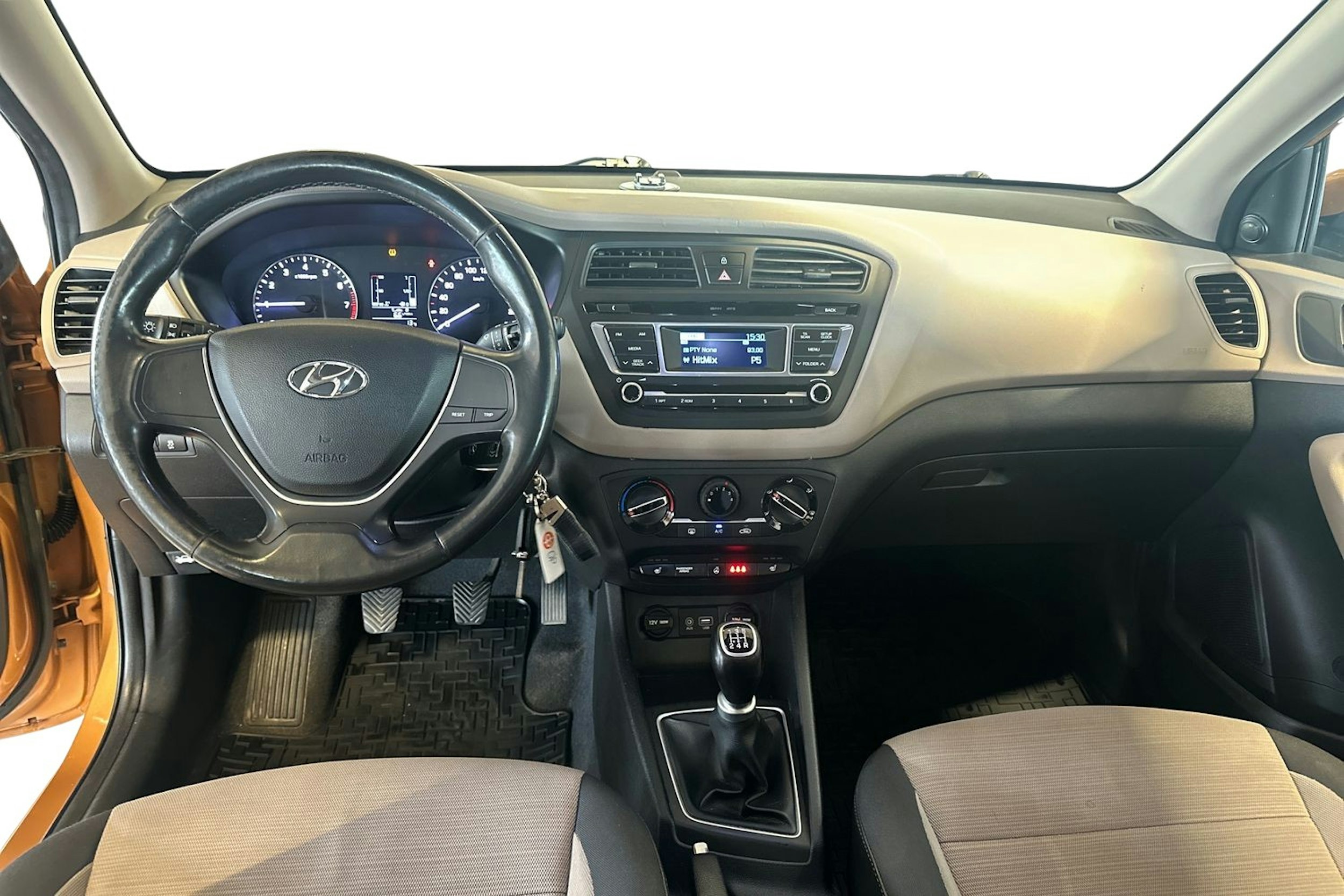 Oranssi Hyundai i20 5d 2015 kuva 9.