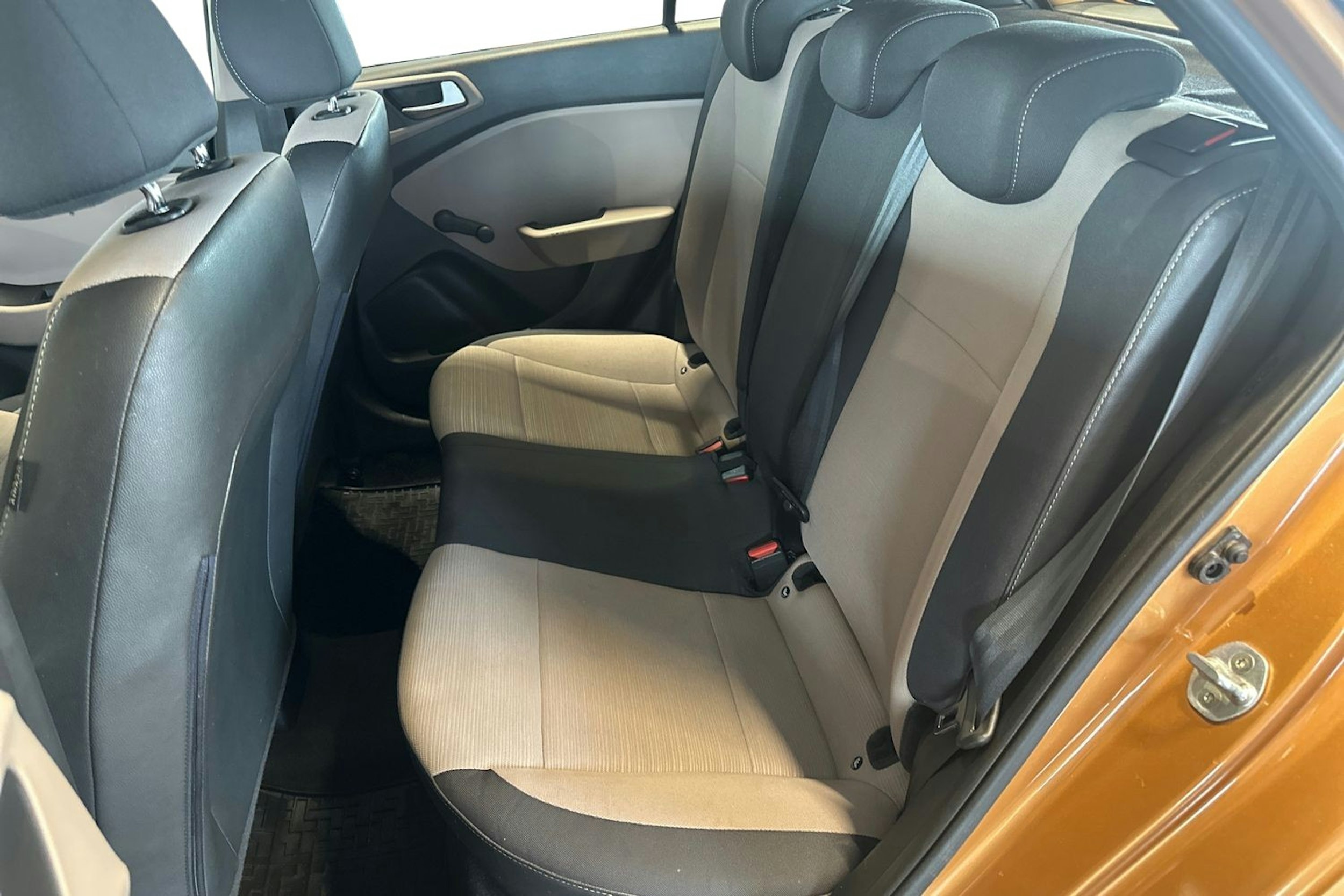 Oranssi Hyundai i20 5d 2015 kuva 10.