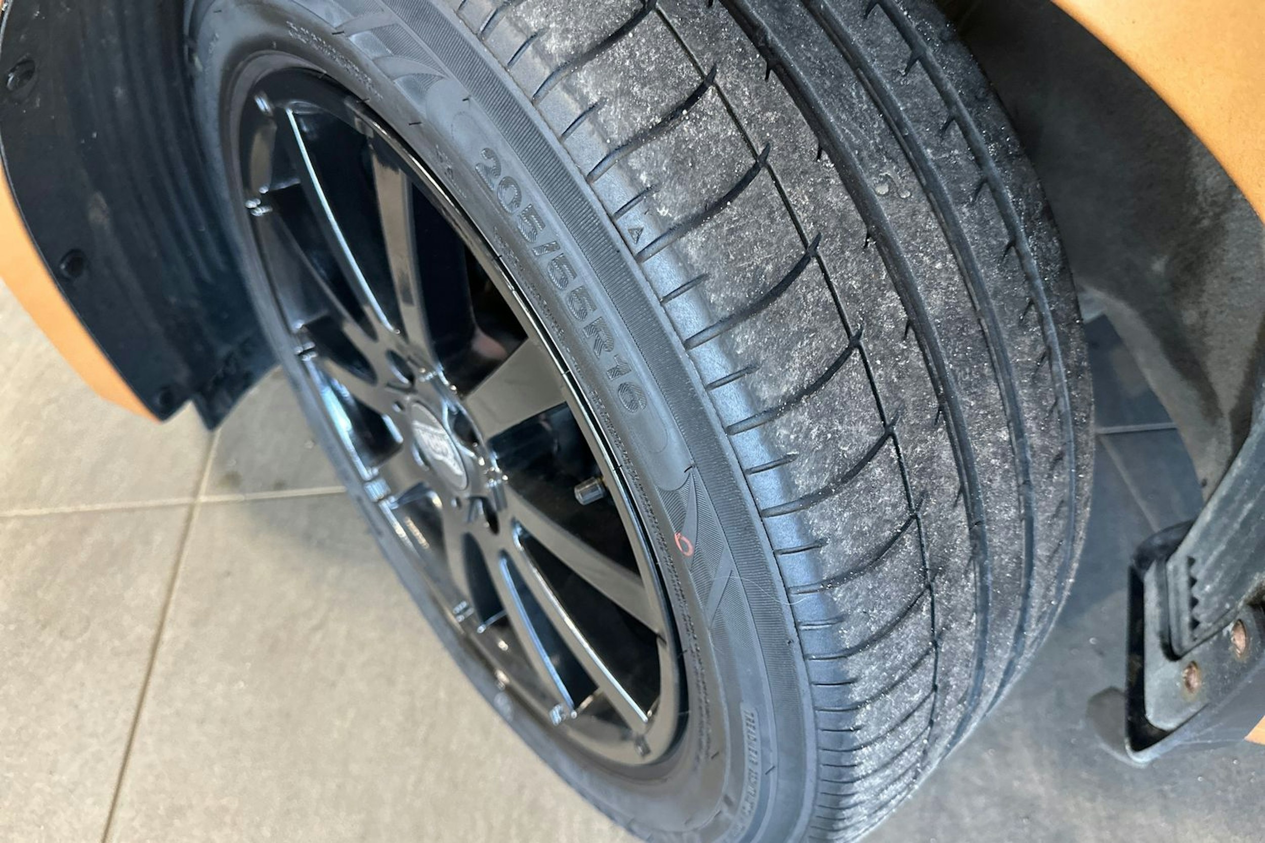 Oranssi Hyundai i20 5d 2015 kuva 13.