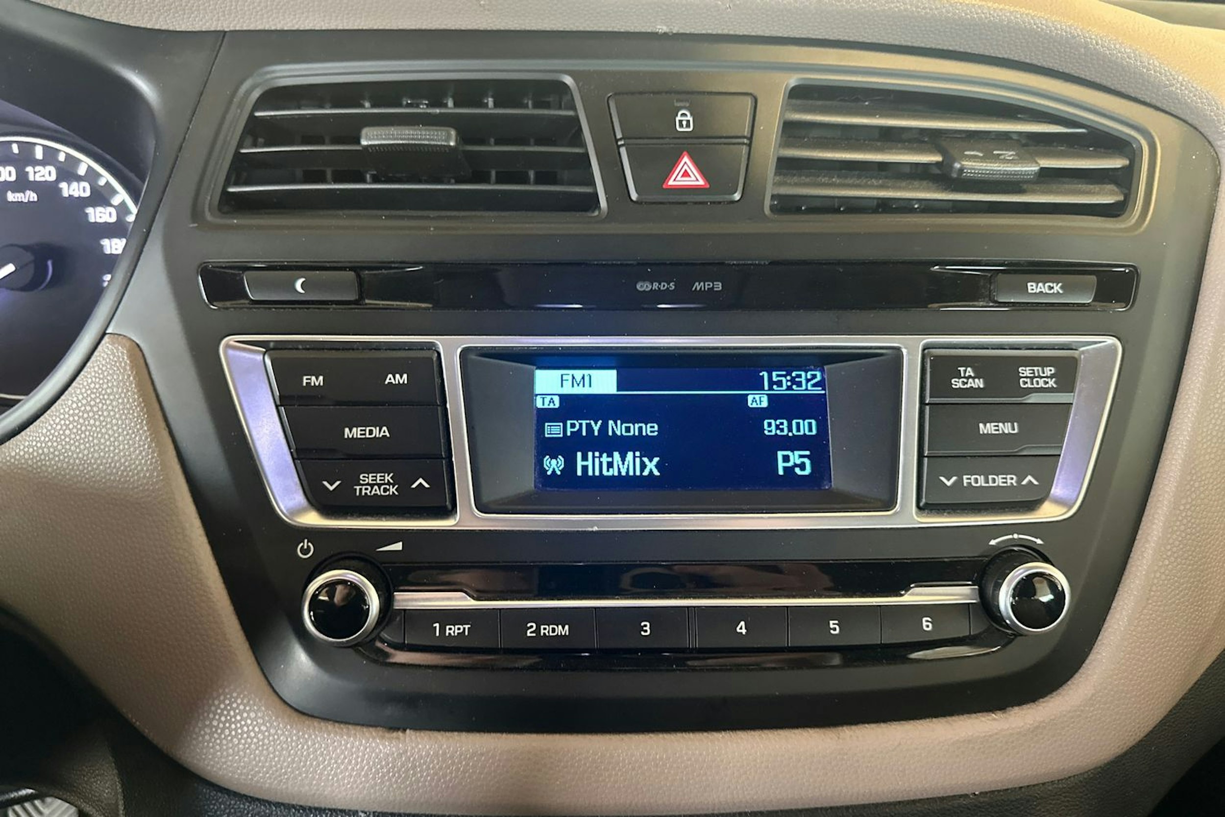 Oranssi Hyundai i20 5d 2015 kuva 15.